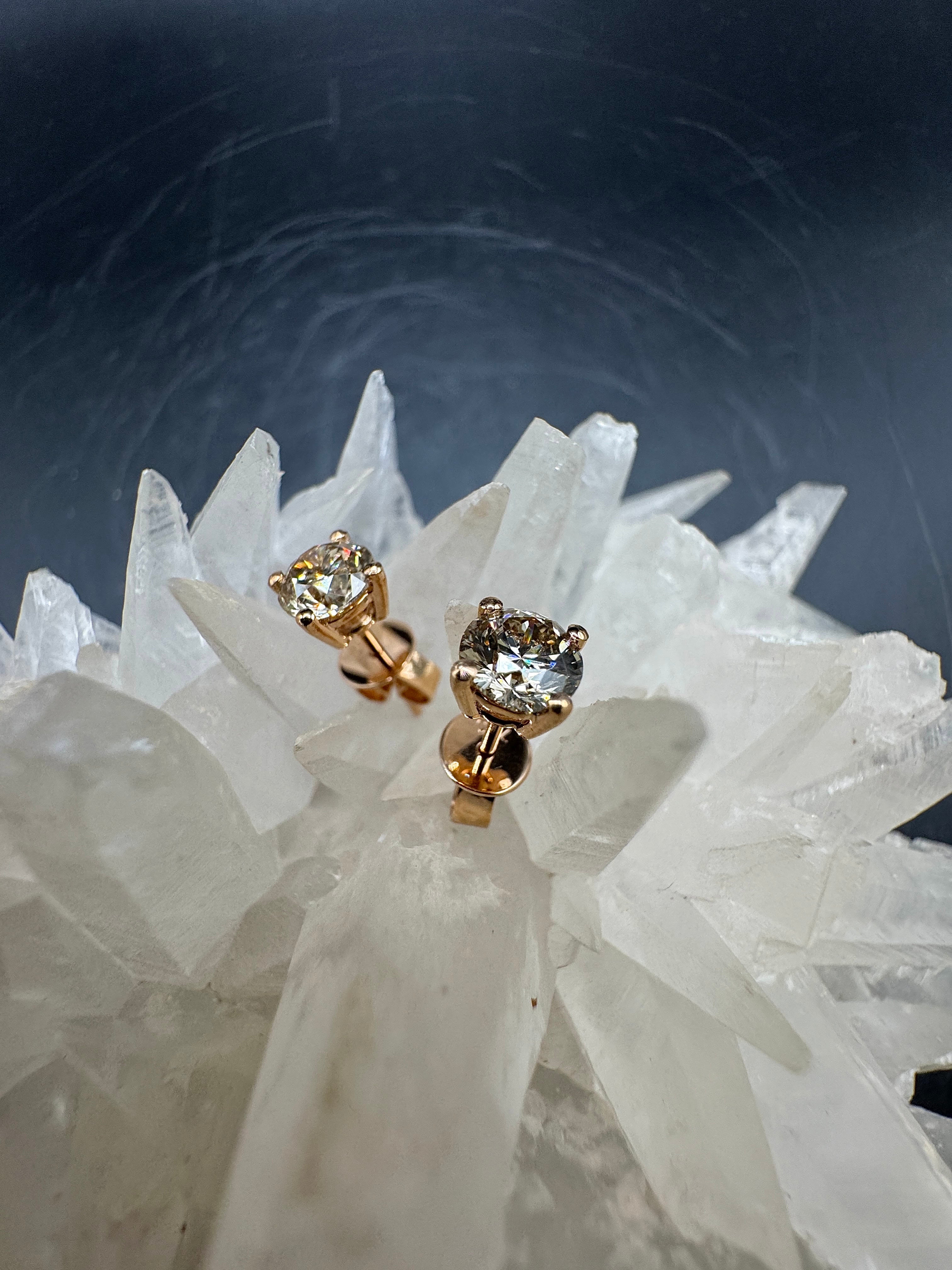 Elegante Ohrstecker in 18 Karat Roségold mit champagnerfarbenen Brillanten