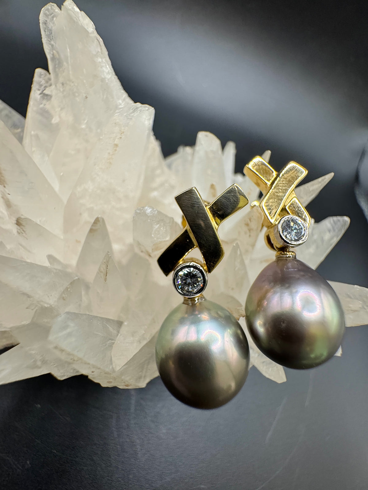 Elegante Ohrringe in 18 Karat Gelbgold mit Tahitiperlen und Brillanten in Handarbeit