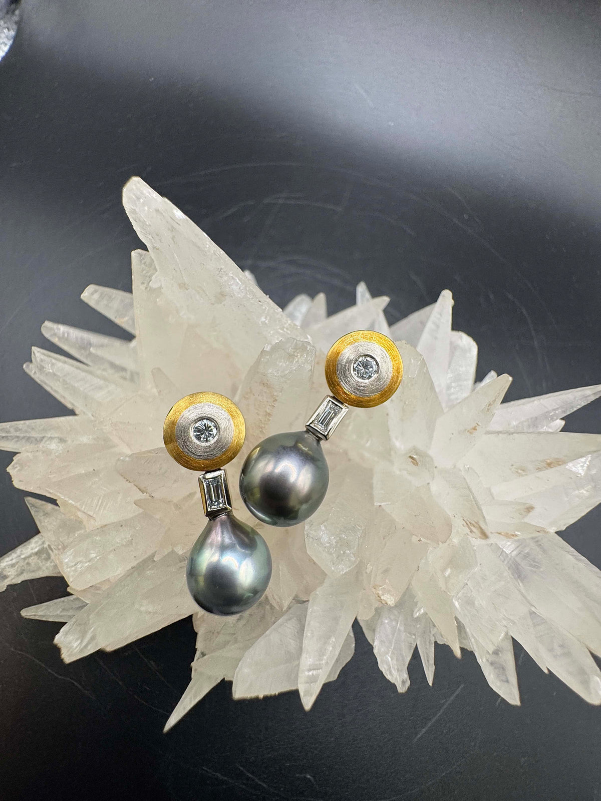 Handgefertigte Ohrringe in 18 Karat Gelb- & Weißgold mit Diamanten & Tahitiperlen