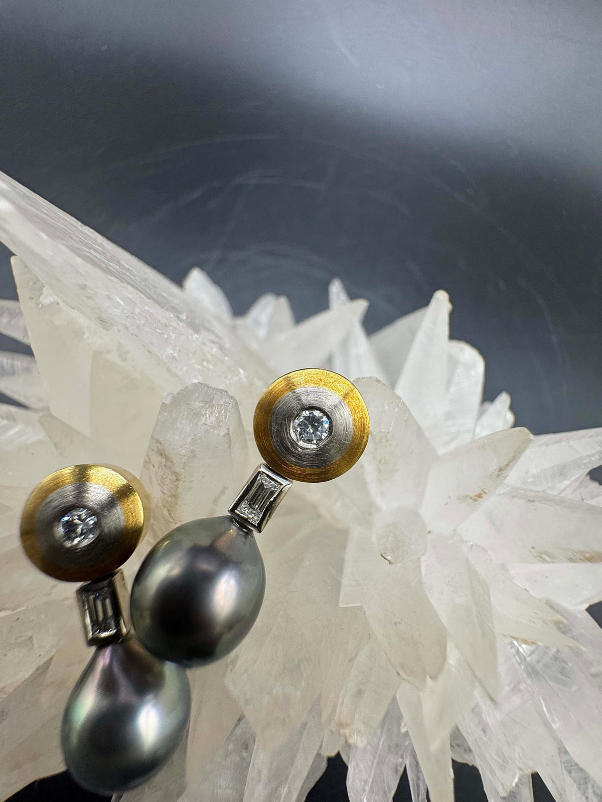 Handgefertigte Ohrringe in 18 Karat Gelb- & Weißgold mit Diamanten & Tahitiperlen