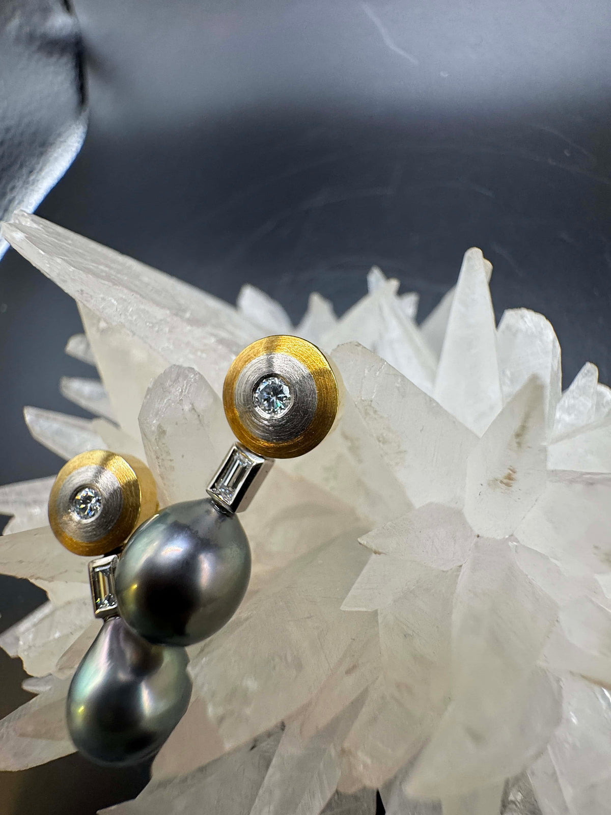 Handgefertigte Ohrringe in 18 Karat Gelb- & Weißgold mit Diamanten & Tahitiperlen