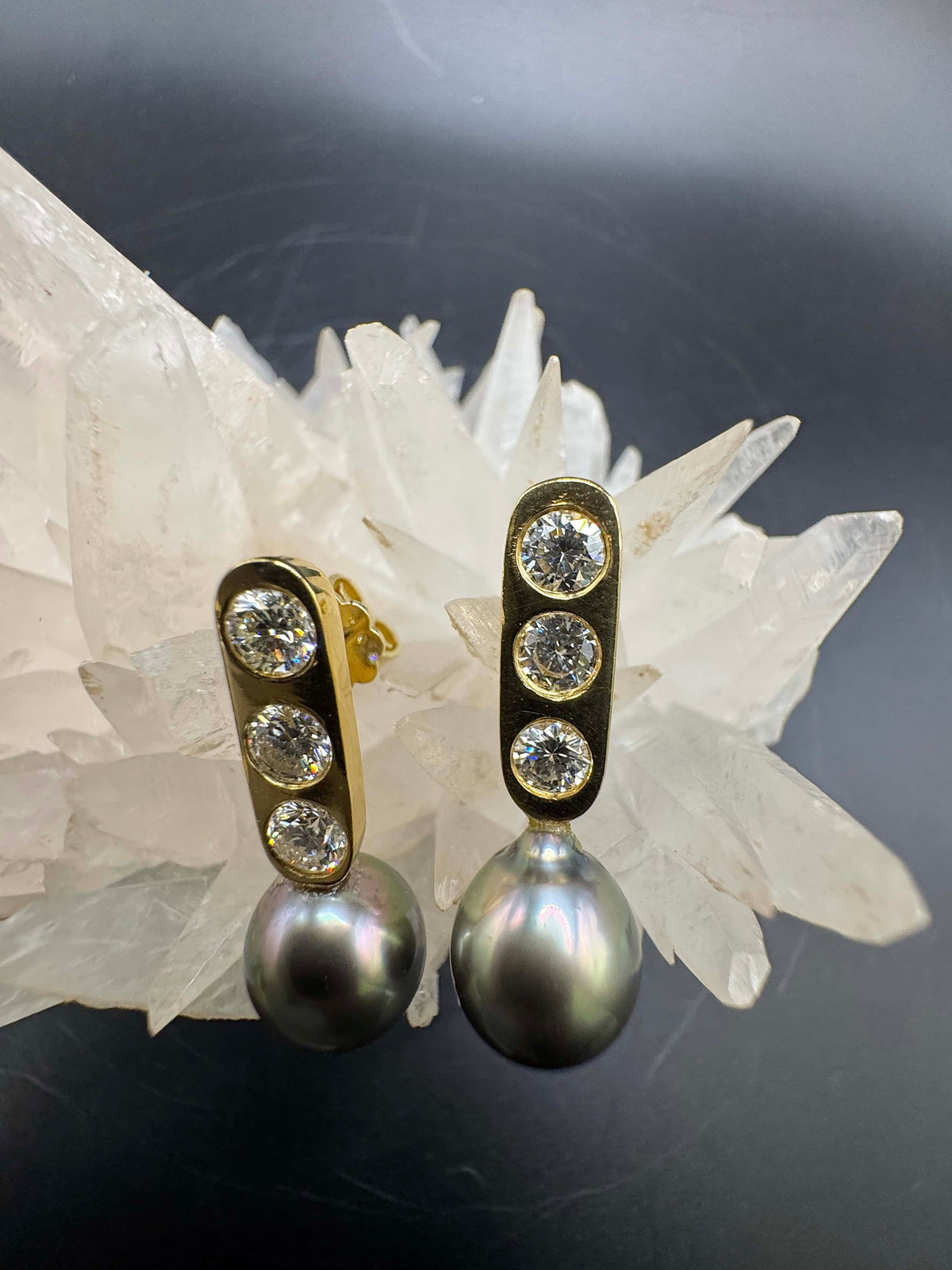 Edle Ohrringe in 18 Karat Gelbgold mit hochfeinen Brillanten & Tahitiperlen