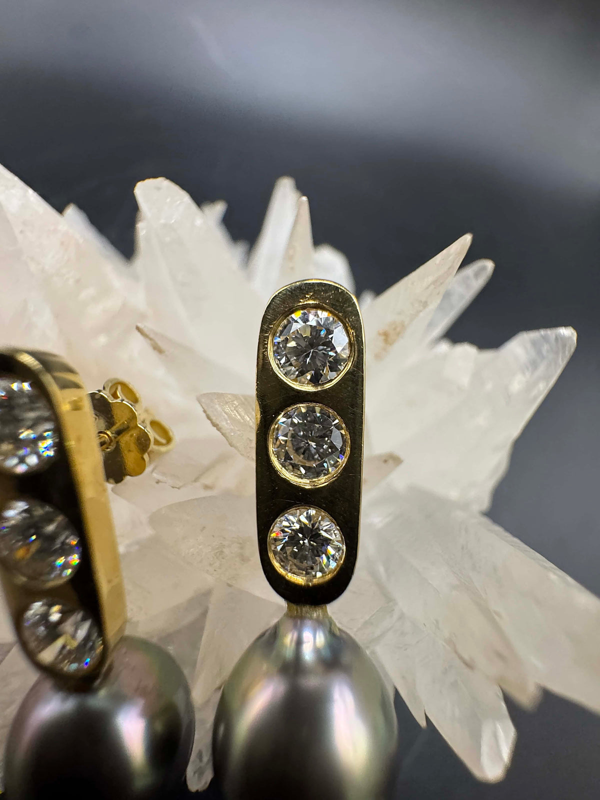 Edle Ohrringe in 18 Karat Gelbgold mit hochfeinen Brillanten & Tahitiperlen