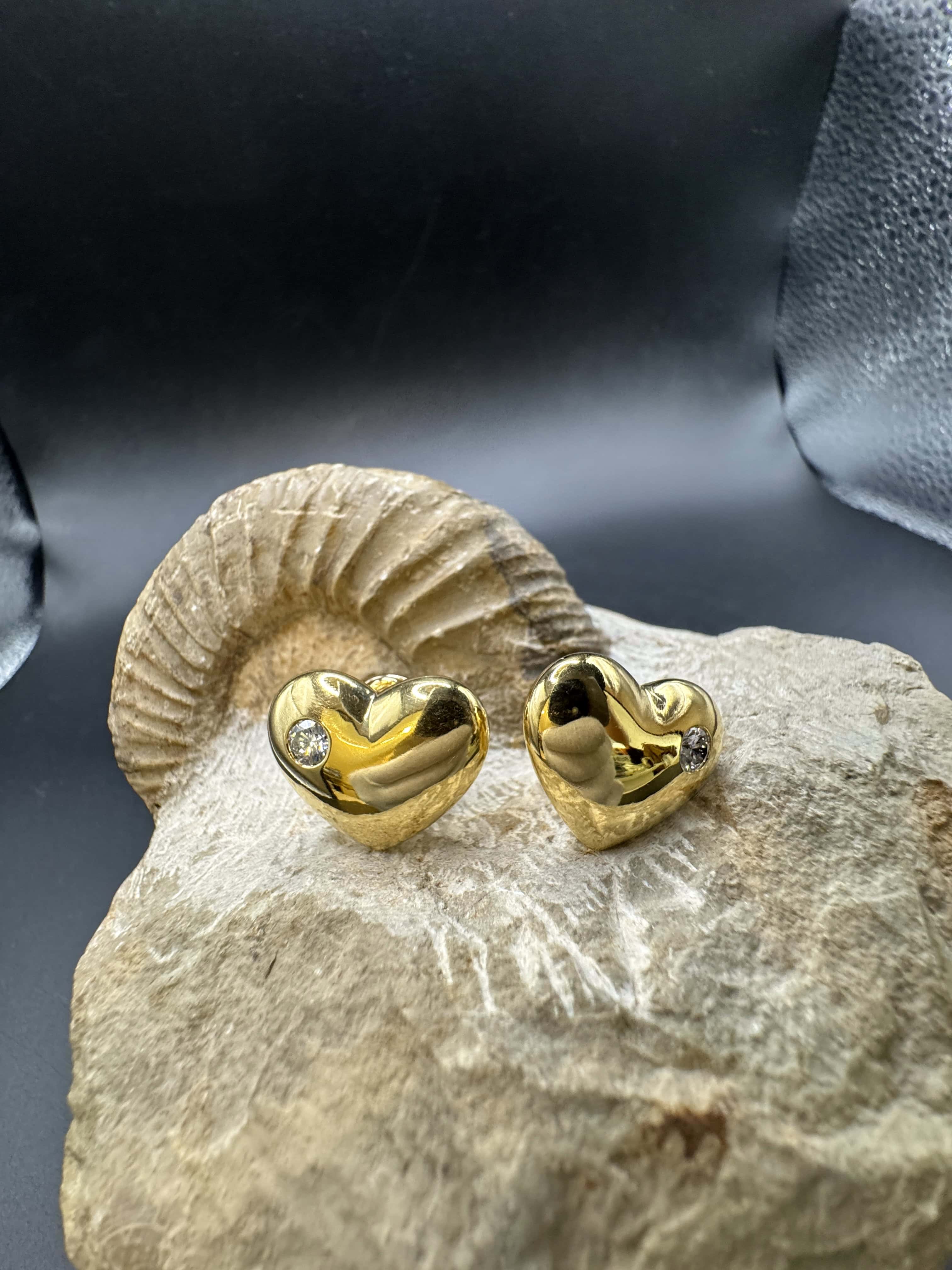 Edle Herz-Ohrringe in 18 Karat Gelbgold mit feinen Brillanten