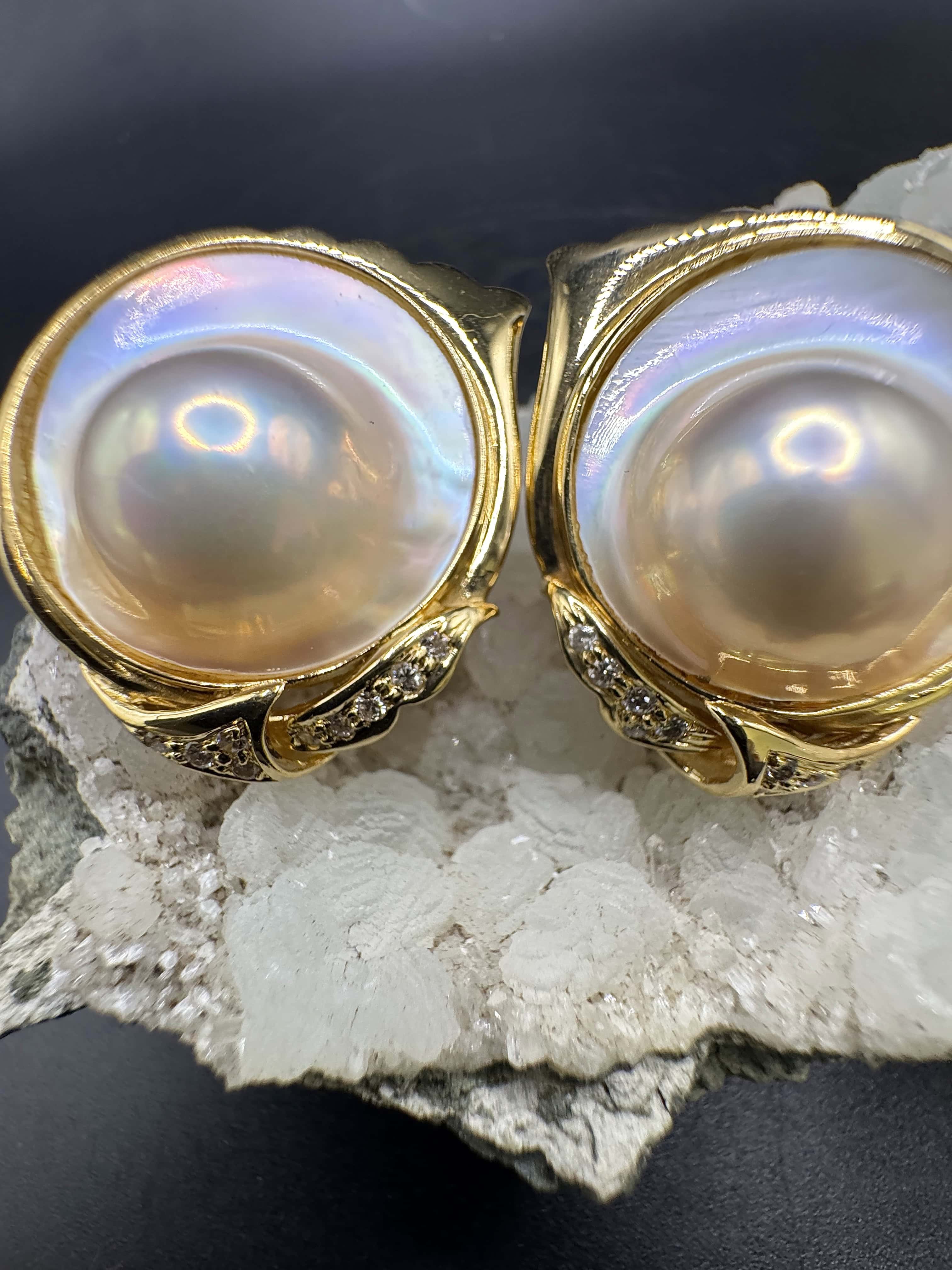 Beeindruckende Ohrringe in 18 Karat Gelbgold mit Mabéperlen & Brillanten