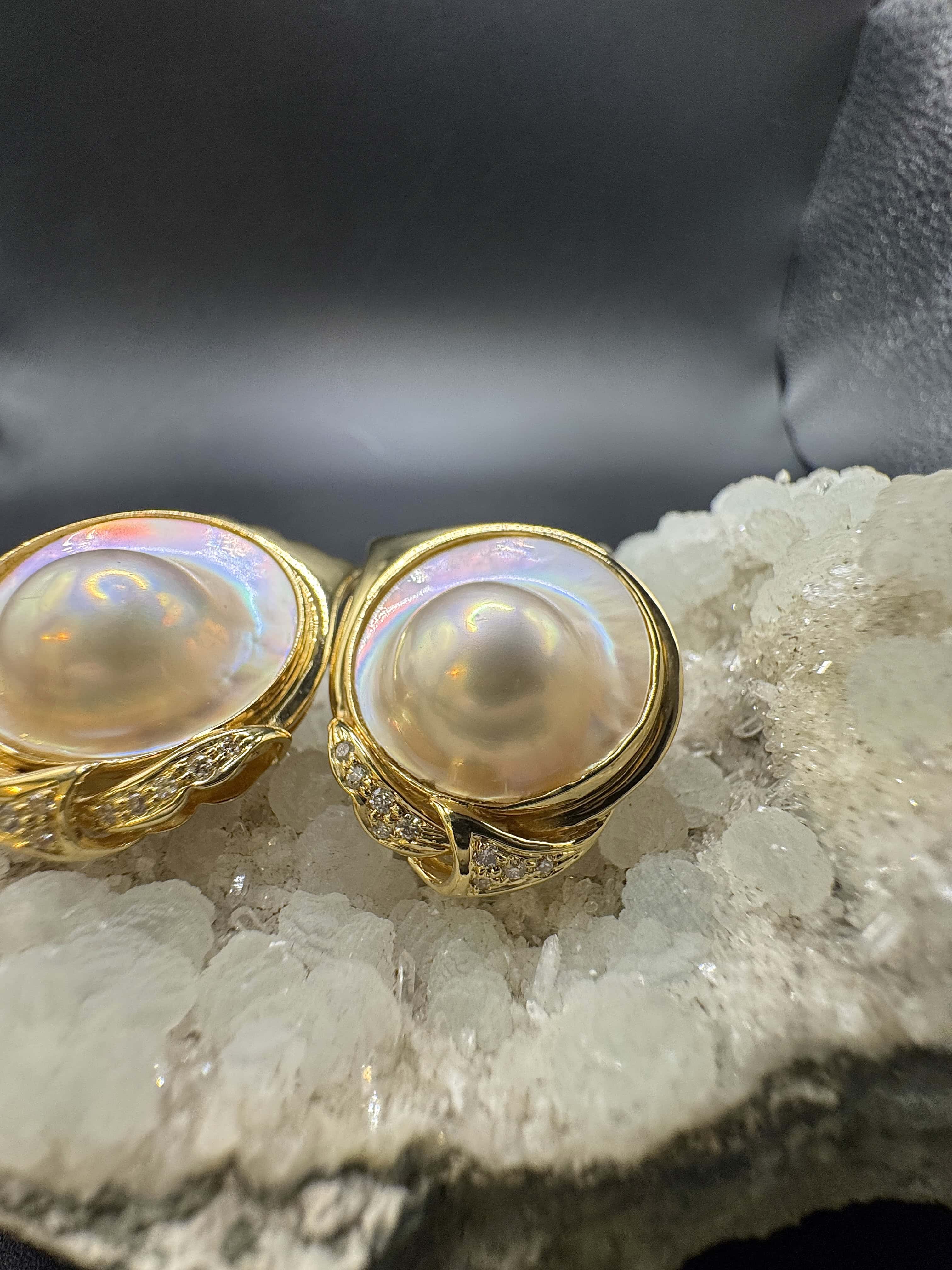 Beeindruckende Ohrringe in 18 Karat Gelbgold mit Mabéperlen & Brillanten