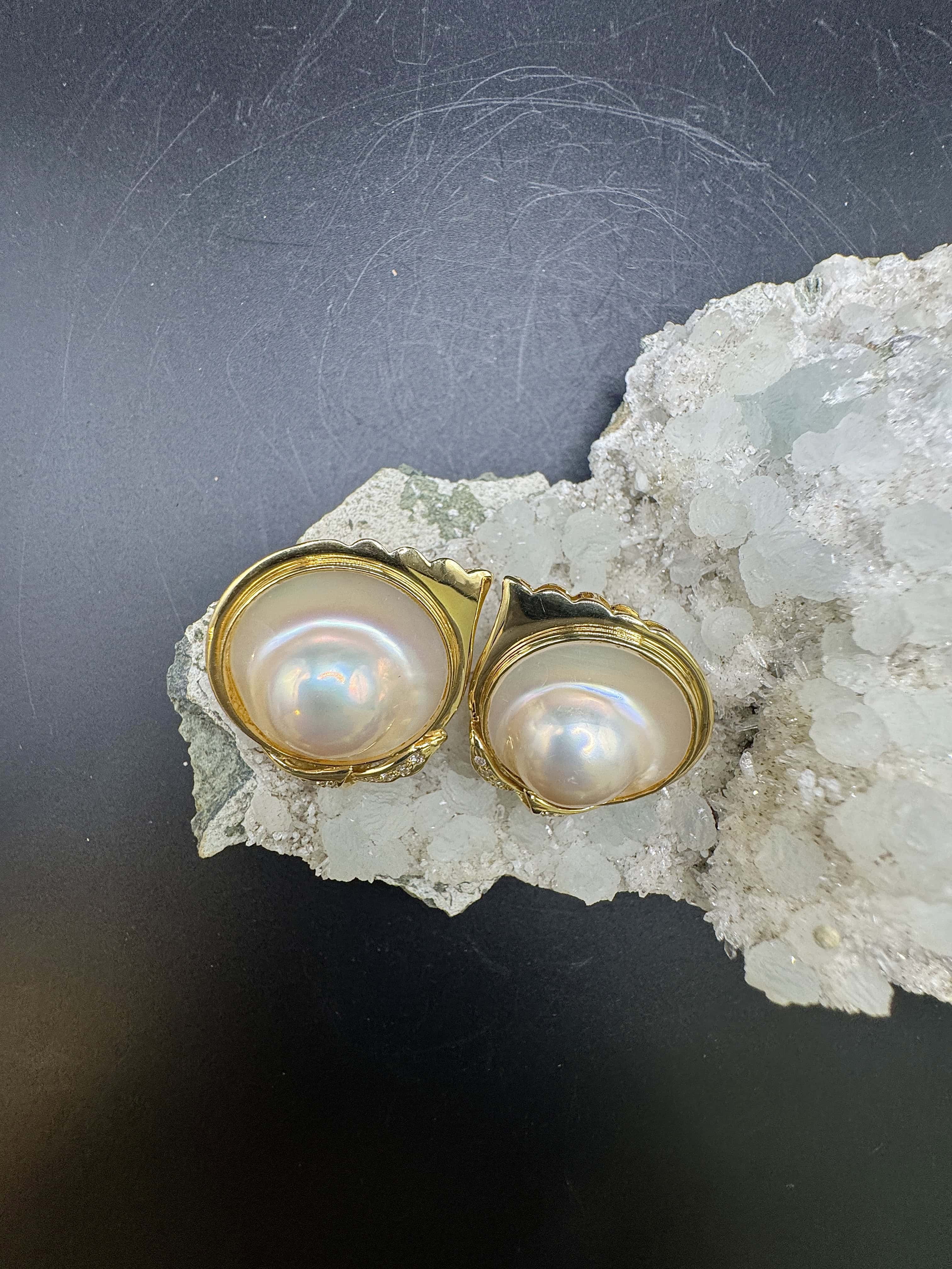 Beeindruckende Ohrringe in 18 Karat Gelbgold mit Mabéperlen & Brillanten