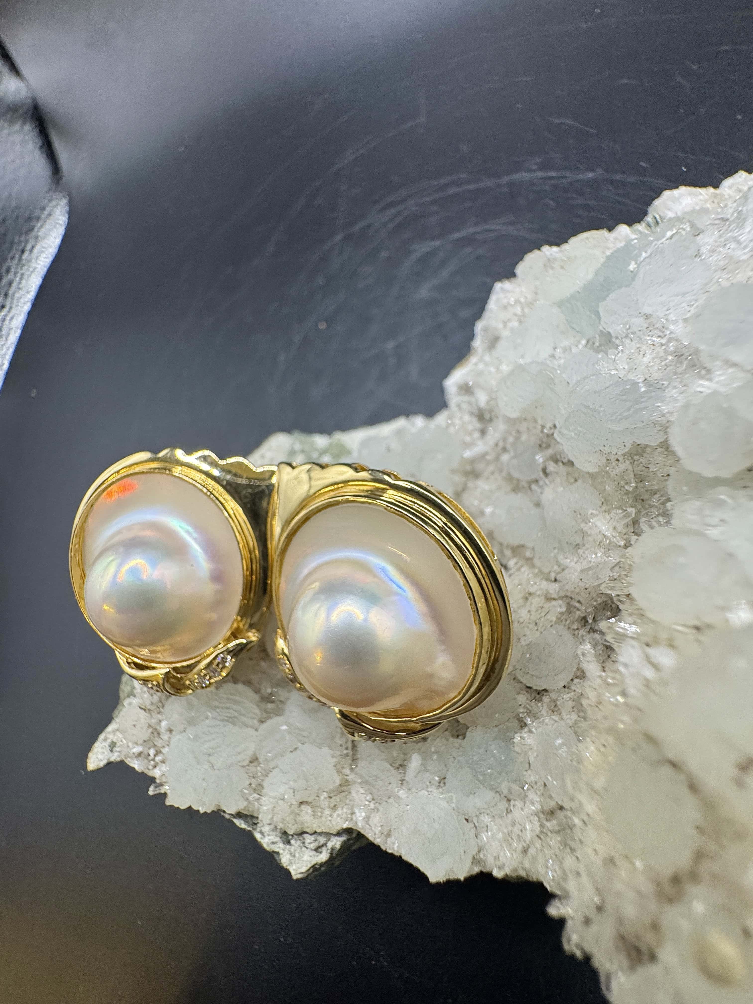 Beeindruckende Ohrringe in 18 Karat Gelbgold mit Mabéperlen & Brillanten