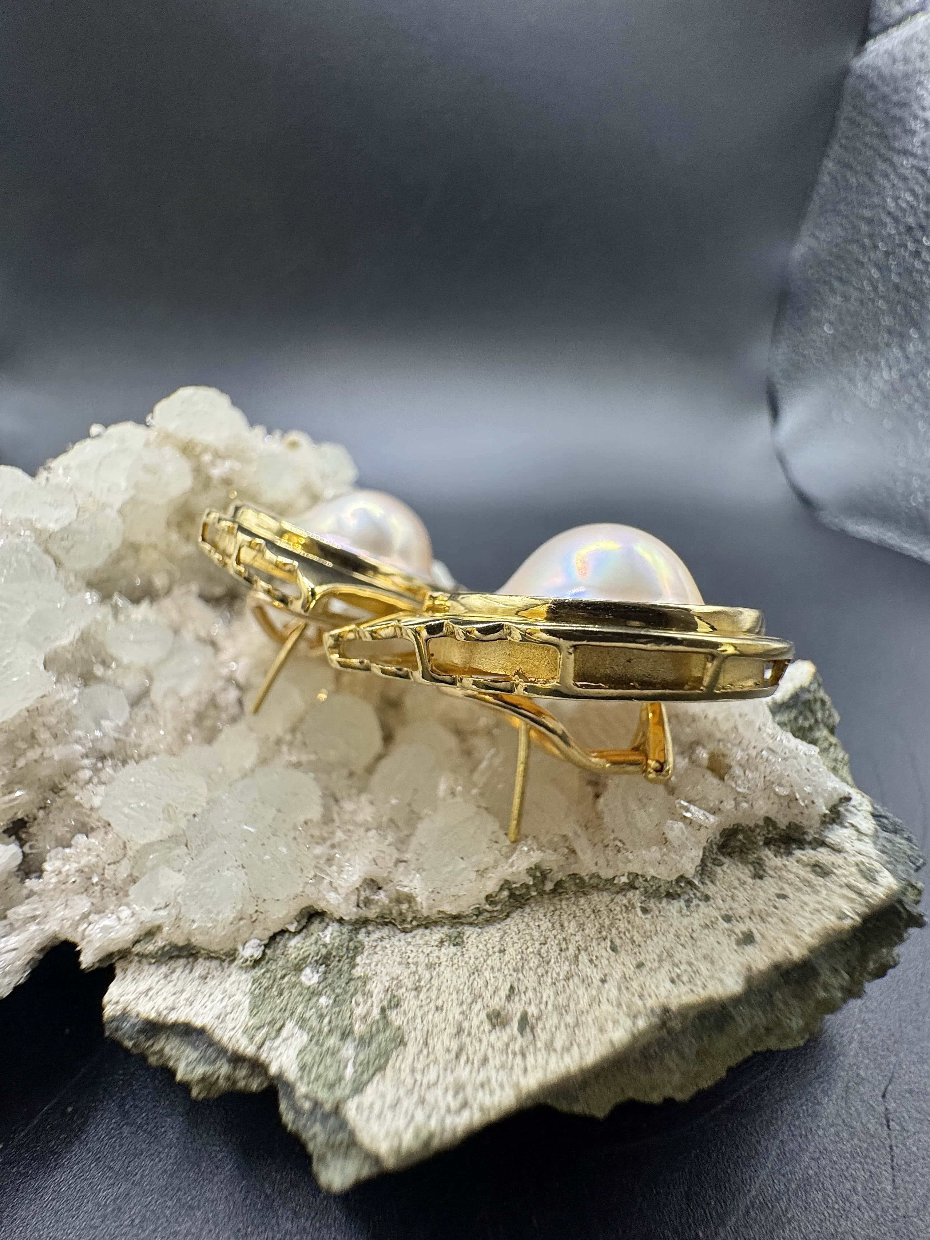 Beeindruckende Ohrringe in 18 Karat Gelbgold mit Mabéperlen & Brillanten