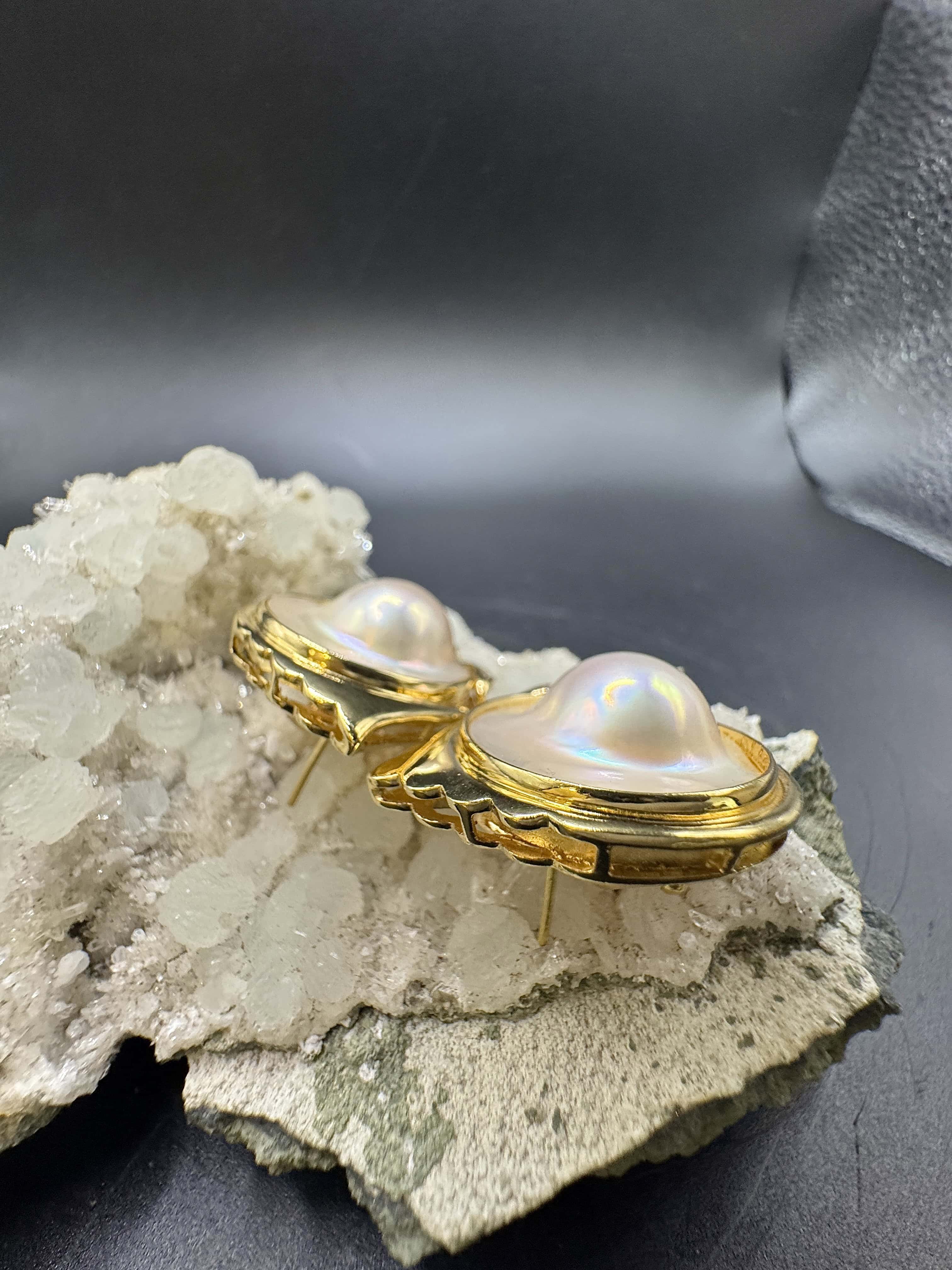 Beeindruckende Ohrringe in 18 Karat Gelbgold mit Mabéperlen & Brillanten