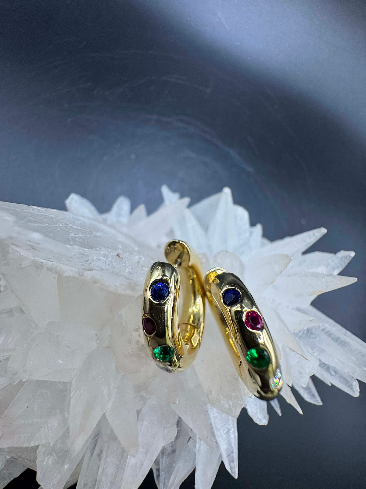 Elegante Kreolen in 18 Karat Gelbgold mit Brillanten, Smaragd, Saphir & Rubin