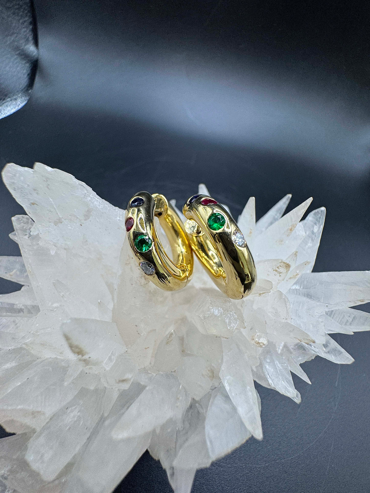 Elegante Kreolen in 18 Karat Gelbgold mit Brillanten, Smaragd, Saphir & Rubin