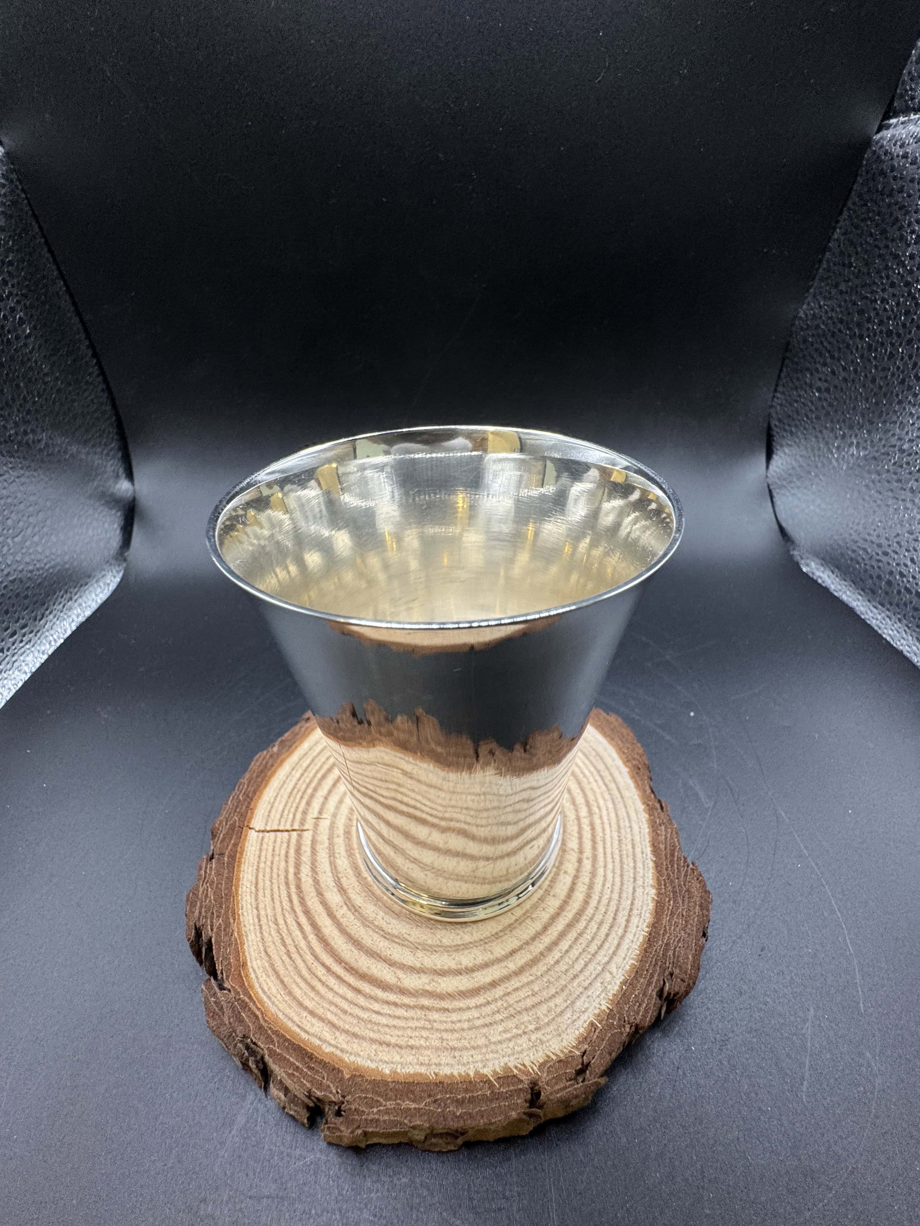 Eleganter und zeitloser Silberbecher aus 835er Silber