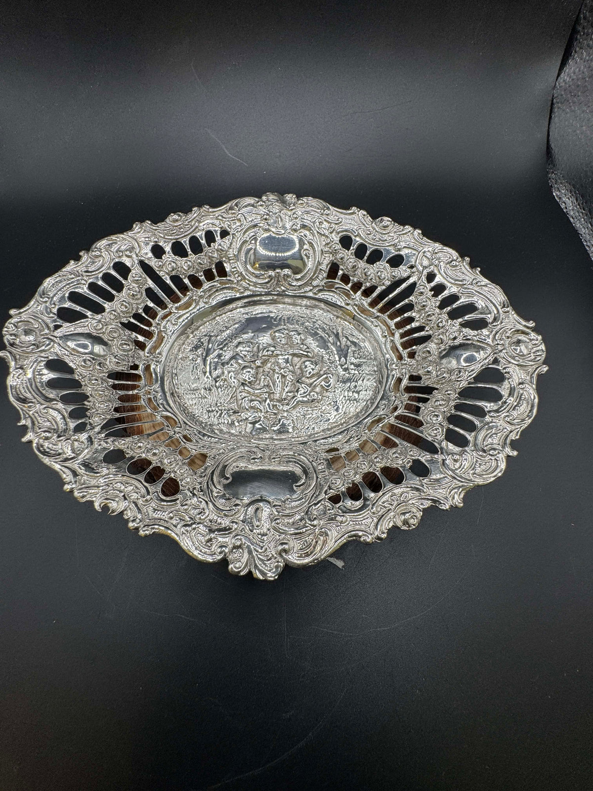 Elegante Vintage-Silberschale mit Engelsszene und feiner Verzierung