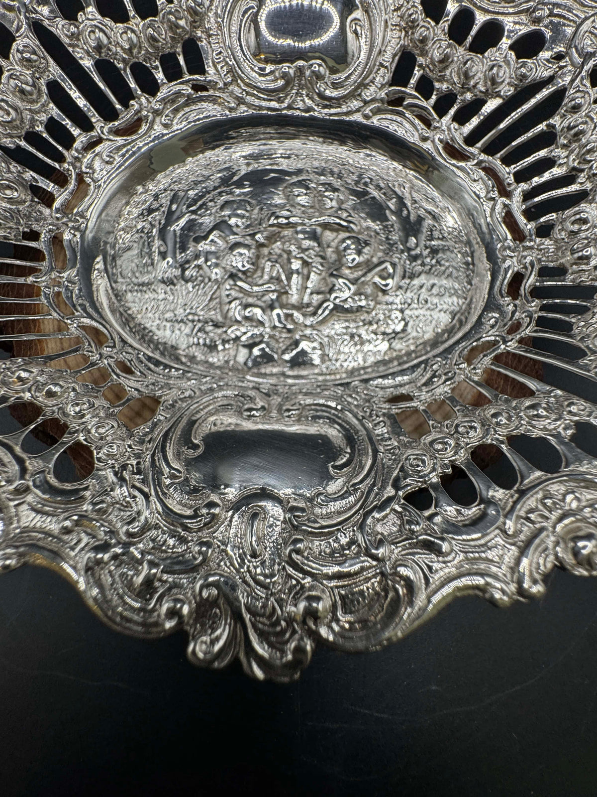 Elegante Vintage-Silberschale mit Engelsszene und feiner Verzierung