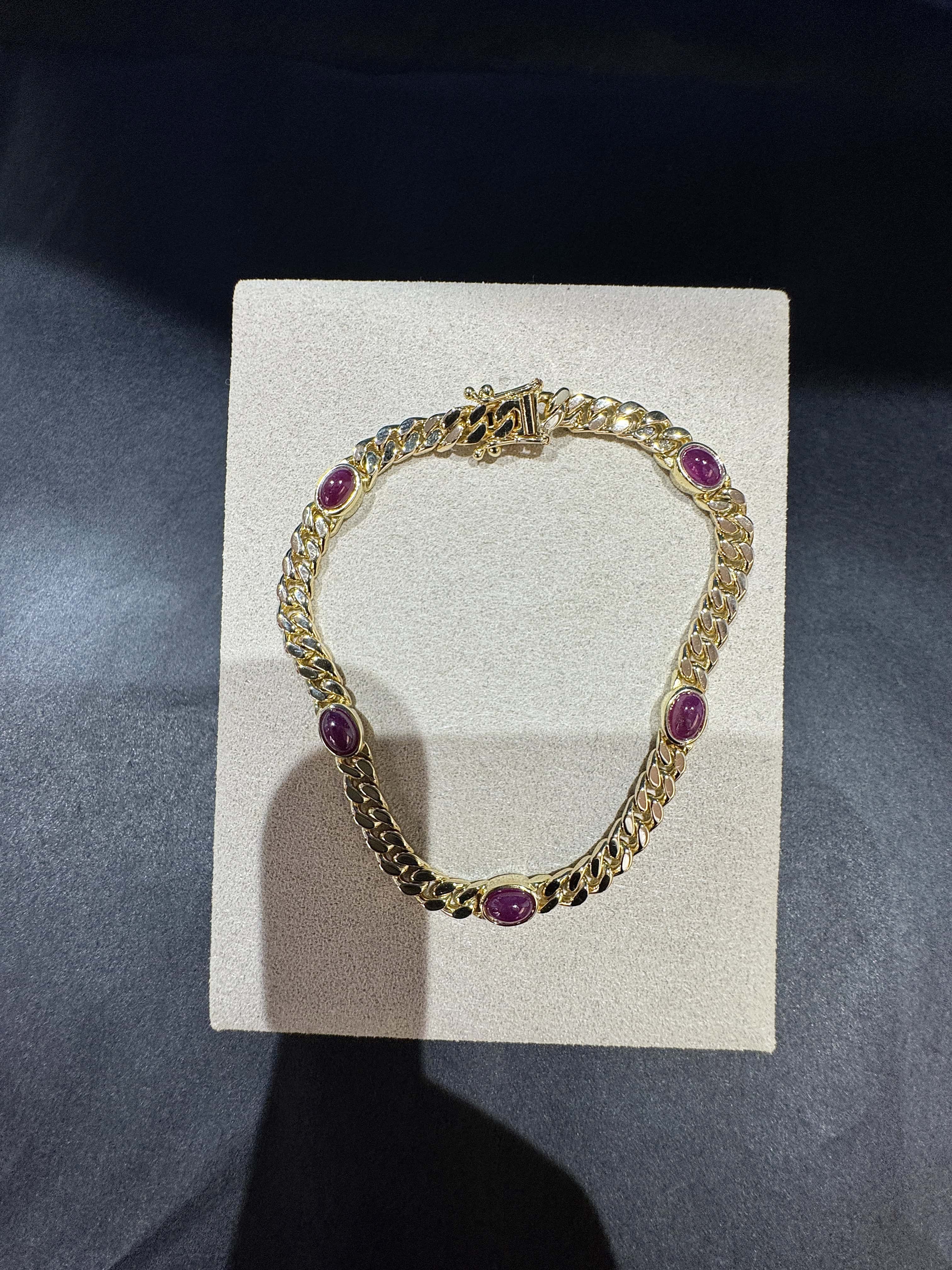 Zeitloses Armband in 14 Karat Gelbgold mit Rubin-Cabochons
