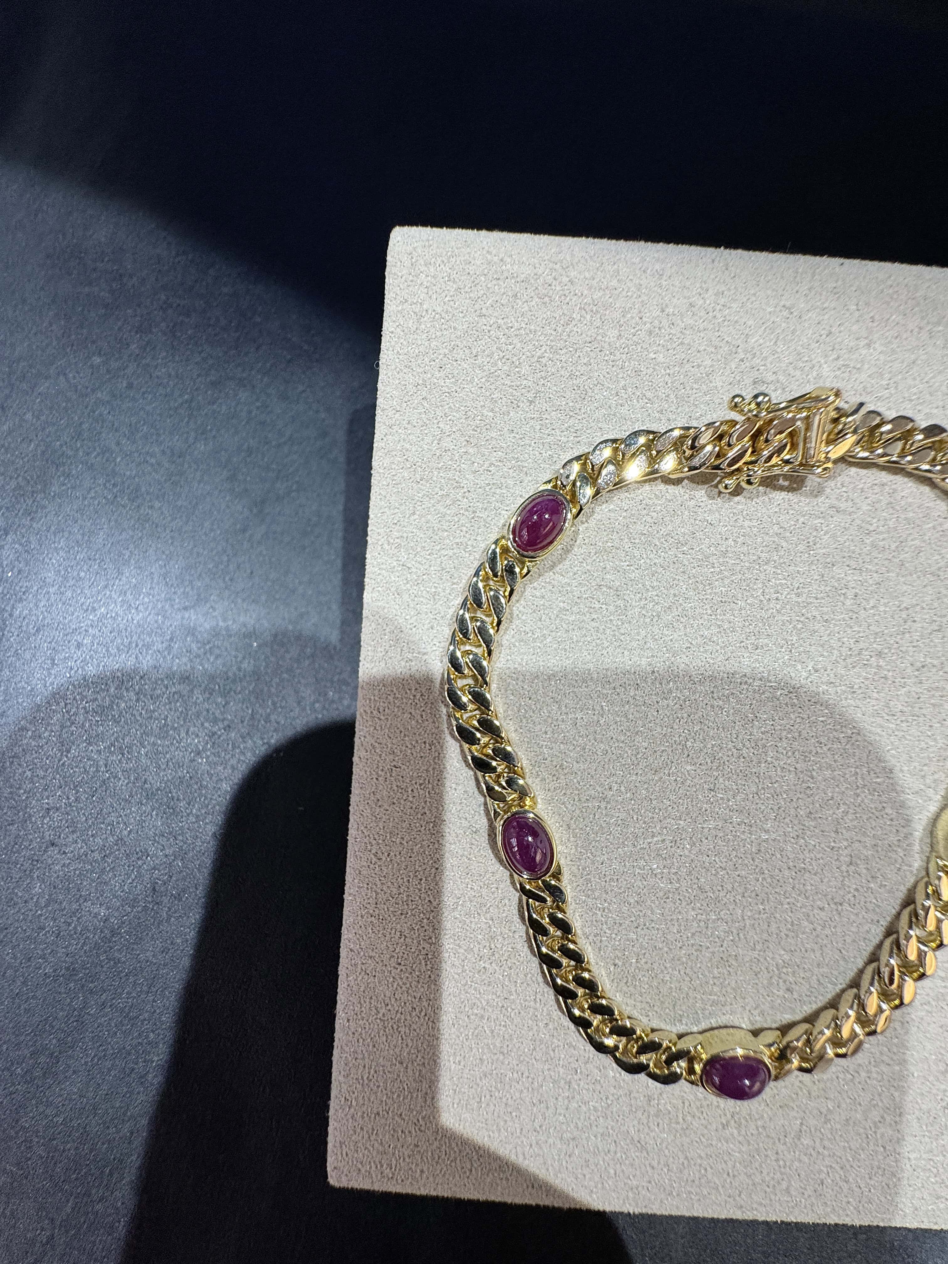 Zeitloses Armband in 14 Karat Gelbgold mit Rubin-Cabochons