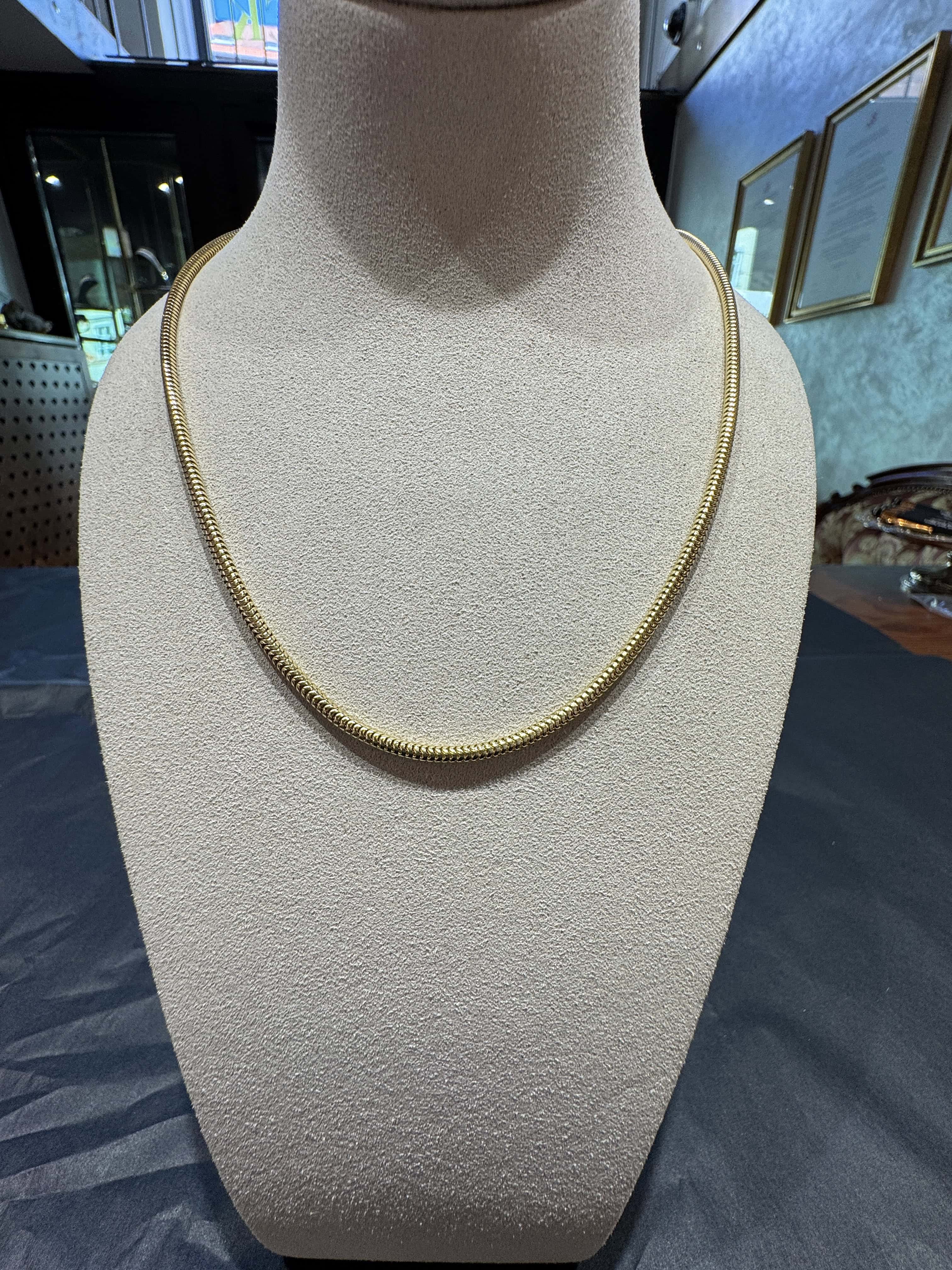Elegante Schlangenkette in 8 Karat Gelbgold mit Karabinerverschluss