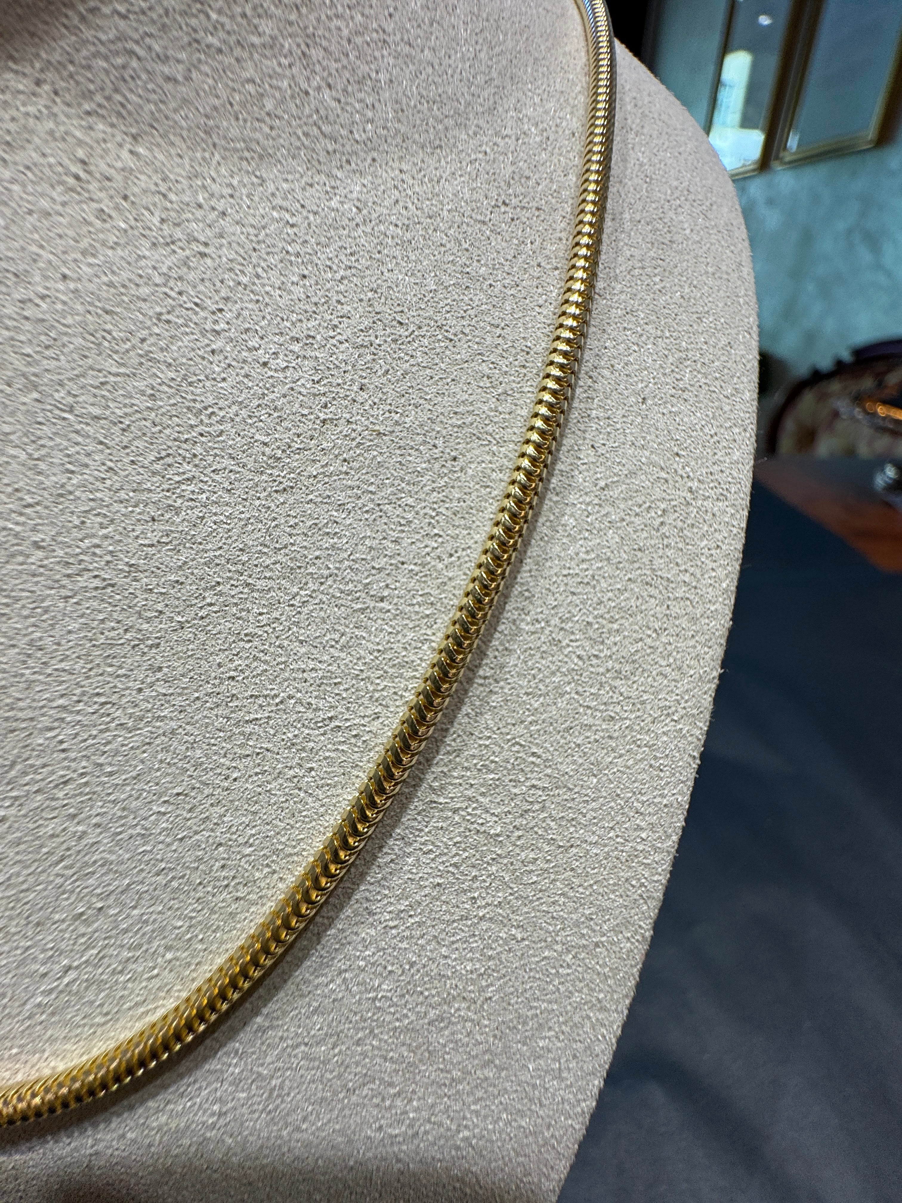 Elegante Schlangenkette in 8 Karat Gelbgold mit Karabinerverschluss