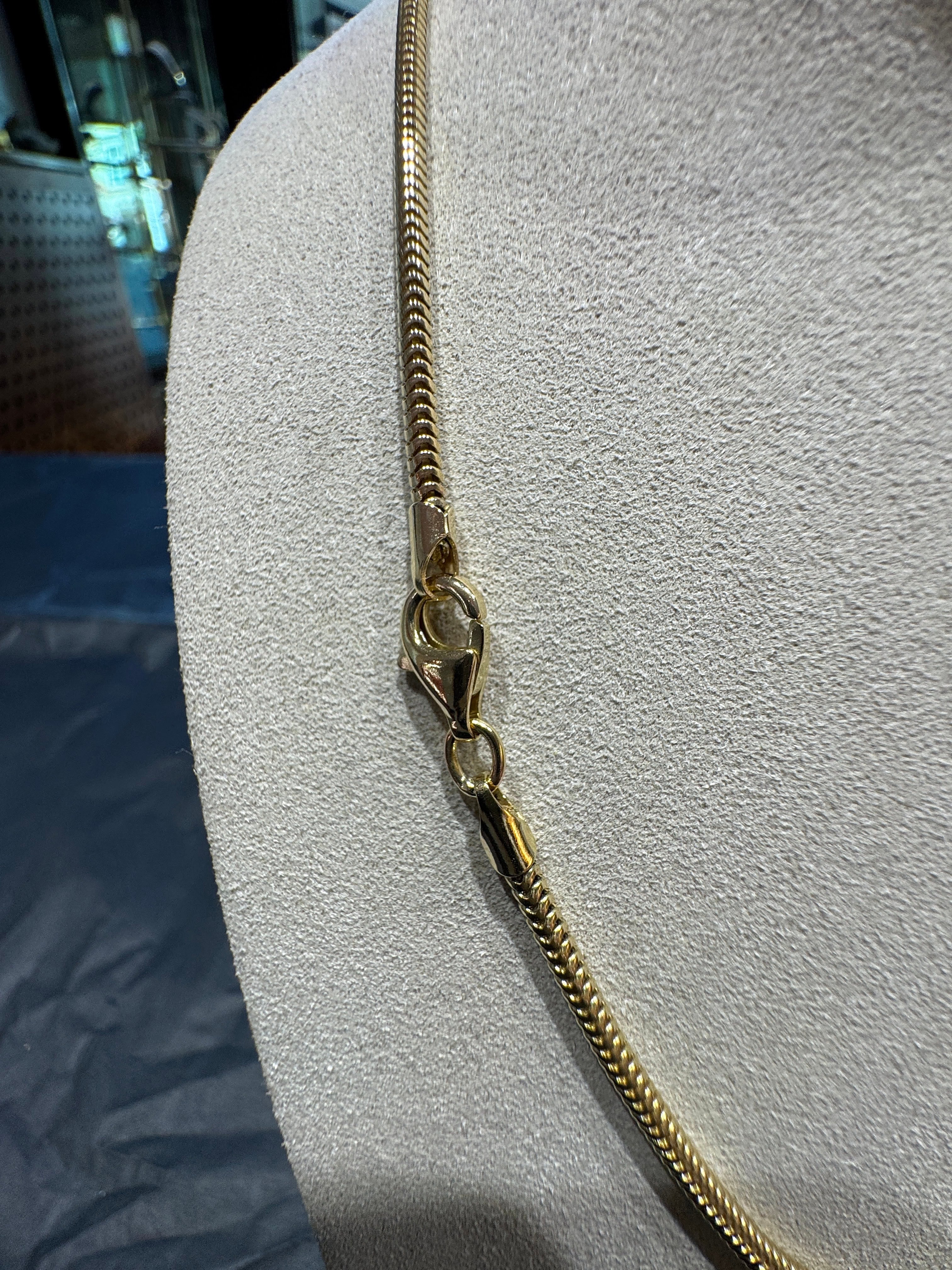 Elegante Schlangenkette in 8 Karat Gelbgold mit Karabinerverschluss