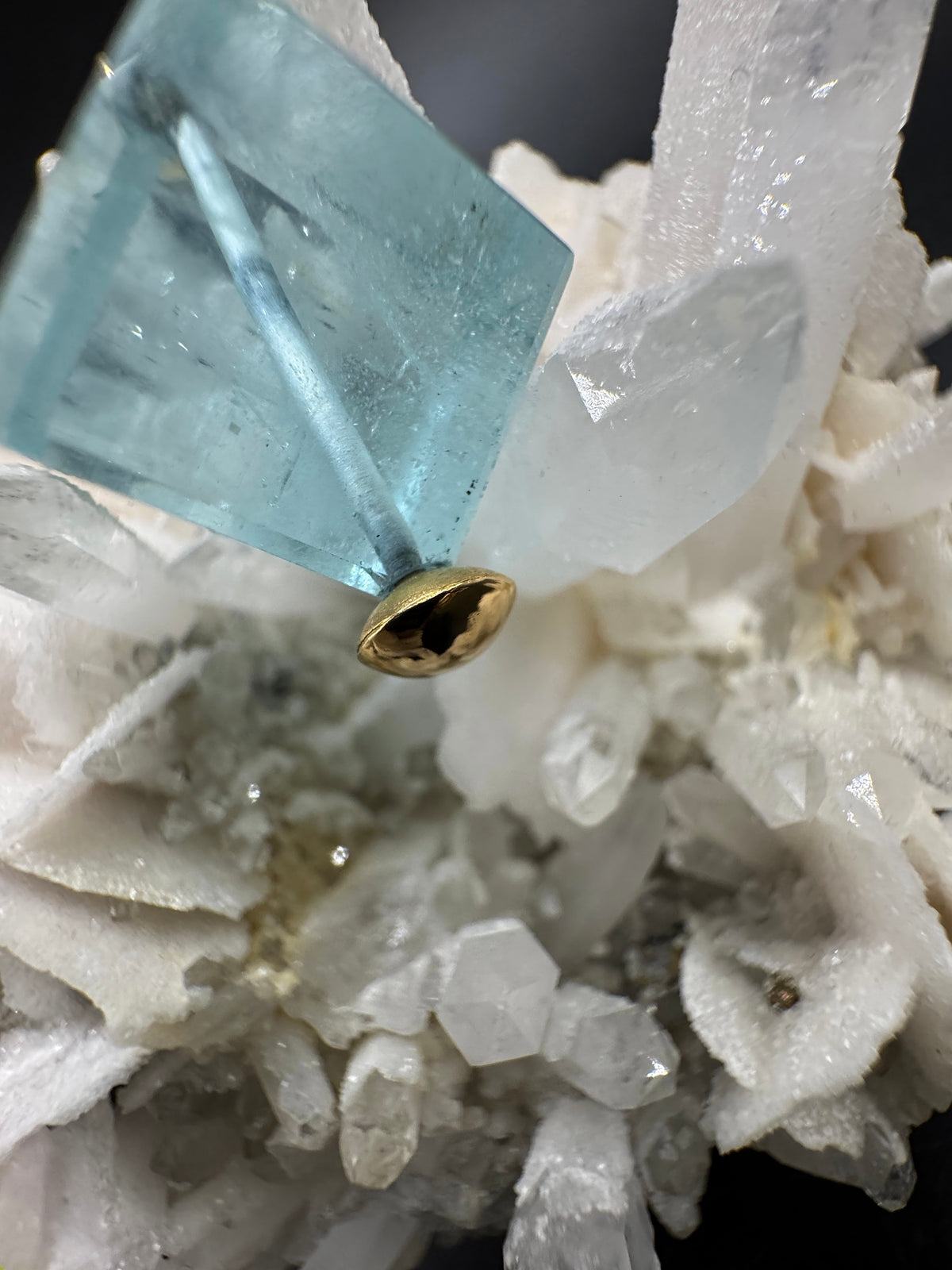 Ausgefallener Anhänger in 18 Karat Gelbgold mit feinem Aquamarin