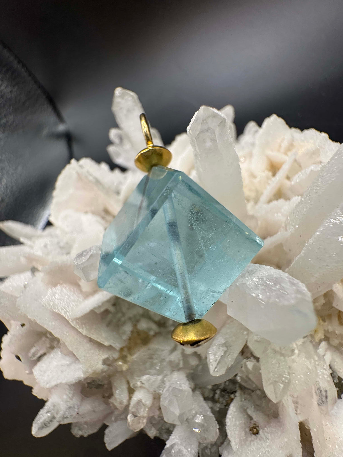 Ausgefallener Anhänger in 18 Karat Gelbgold mit feinem Aquamarin