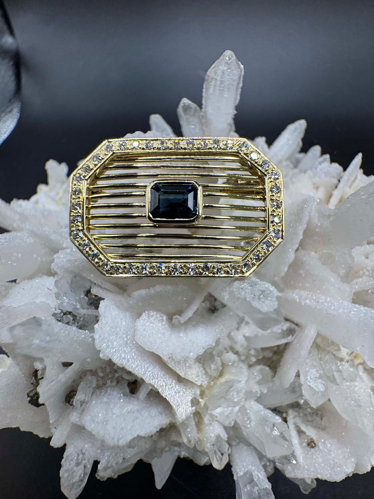 Elegante Brosche in 14 Karat Gelbgold mit Saphir & Diamanten