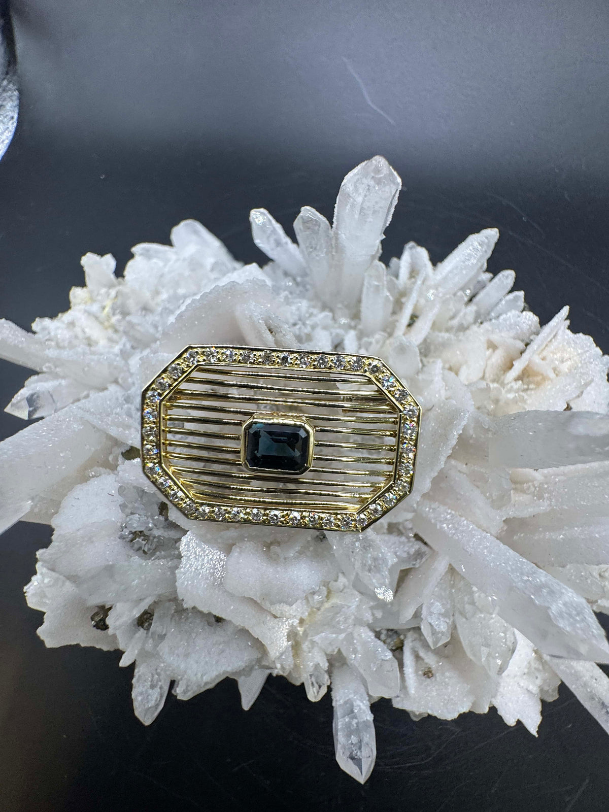 Elegante Brosche in 14 Karat Gelbgold mit Saphir & Diamanten