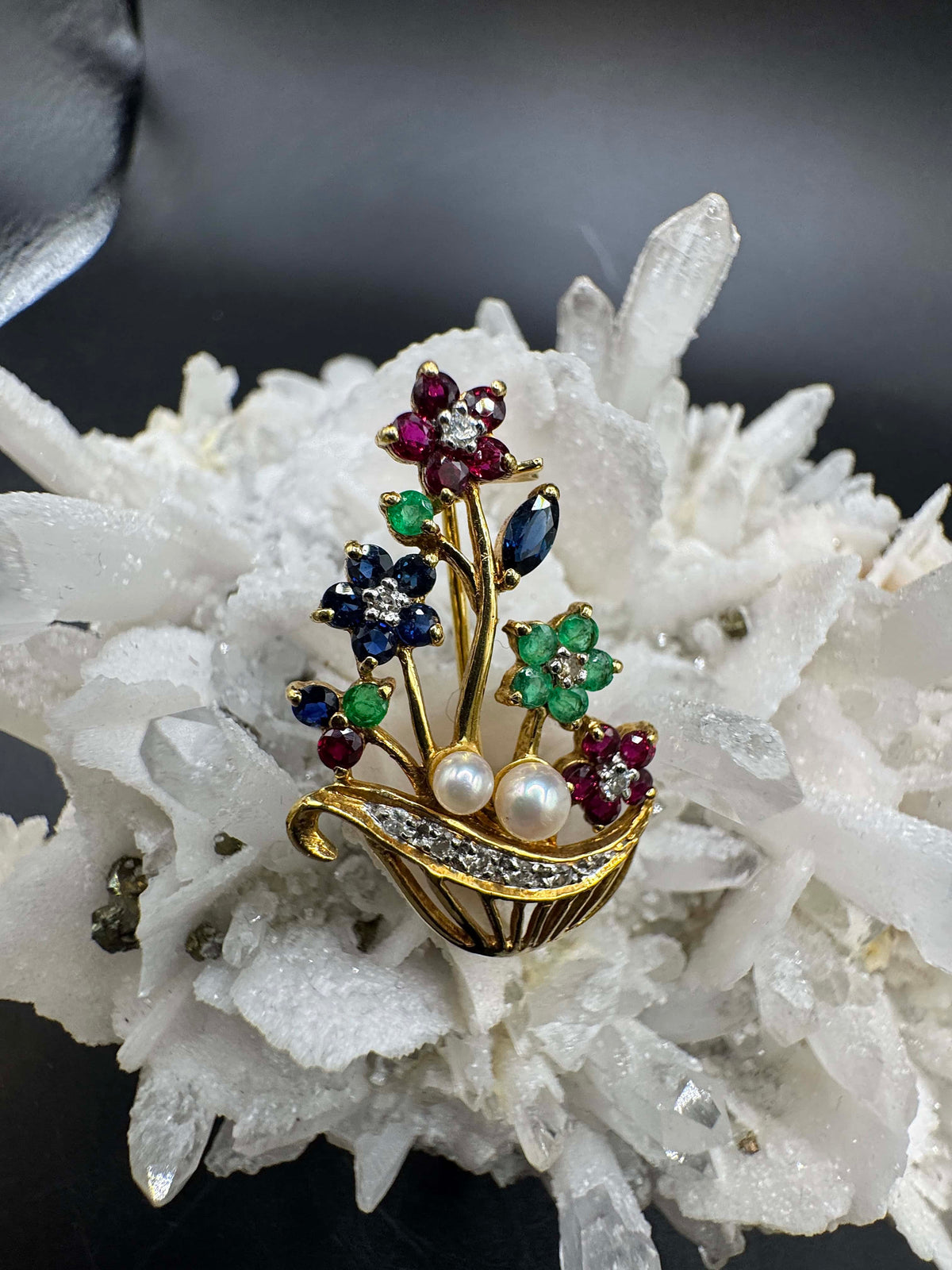 Farbenfrohe Brosche in 18 Karat Gelbgold mit Smaragd, Rubin, Saphir & Brillanten