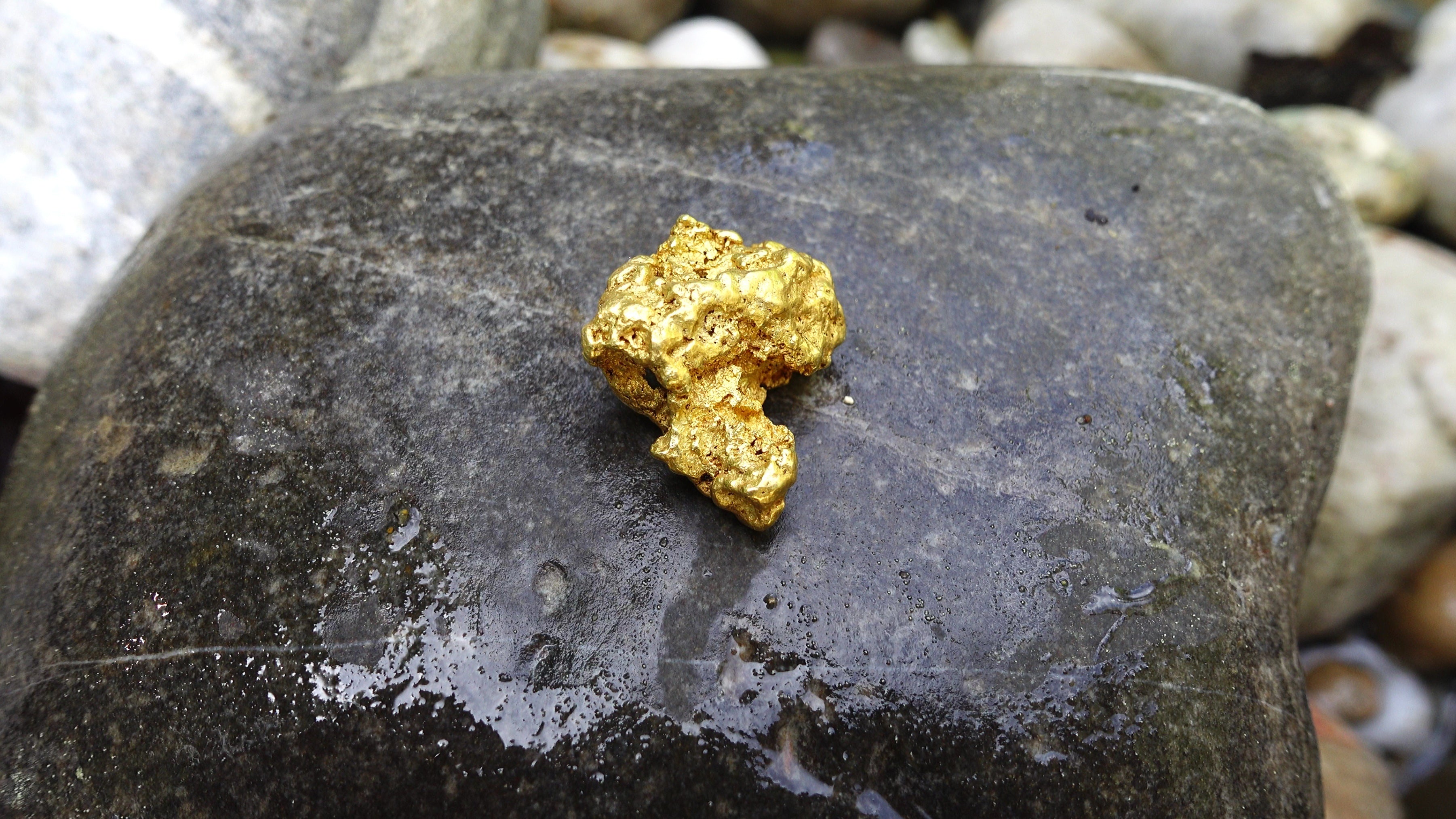 Natürliches Gold auf Stein