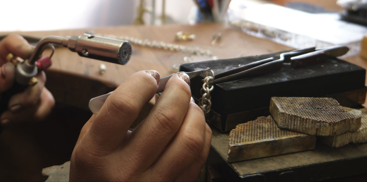 werkstatt mit goldschmied