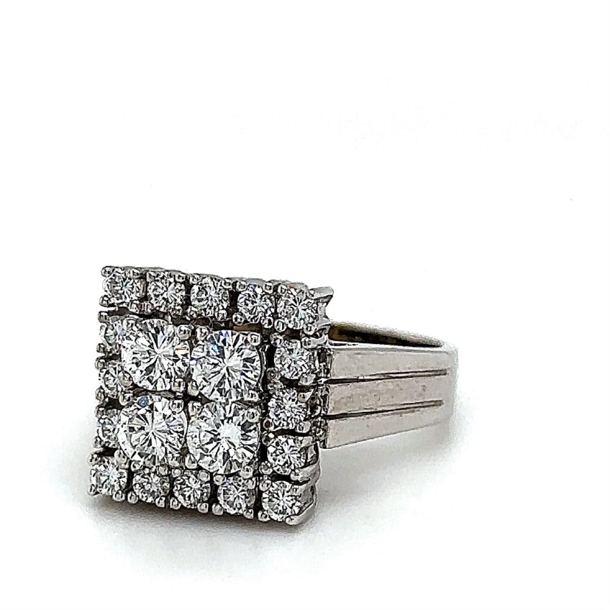 Hoekige witgouden ring van 14 karaat met zeer fijne briljant geslepen diamanten TW/VVS