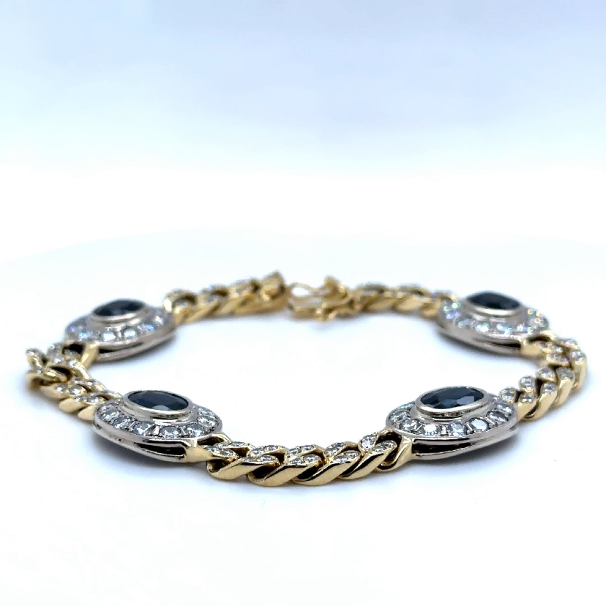 Prachtige armband van 18 karaat geel- en witgoud met meer dan 5 karaat briljant geslepen diamanten en fijne saffieren
