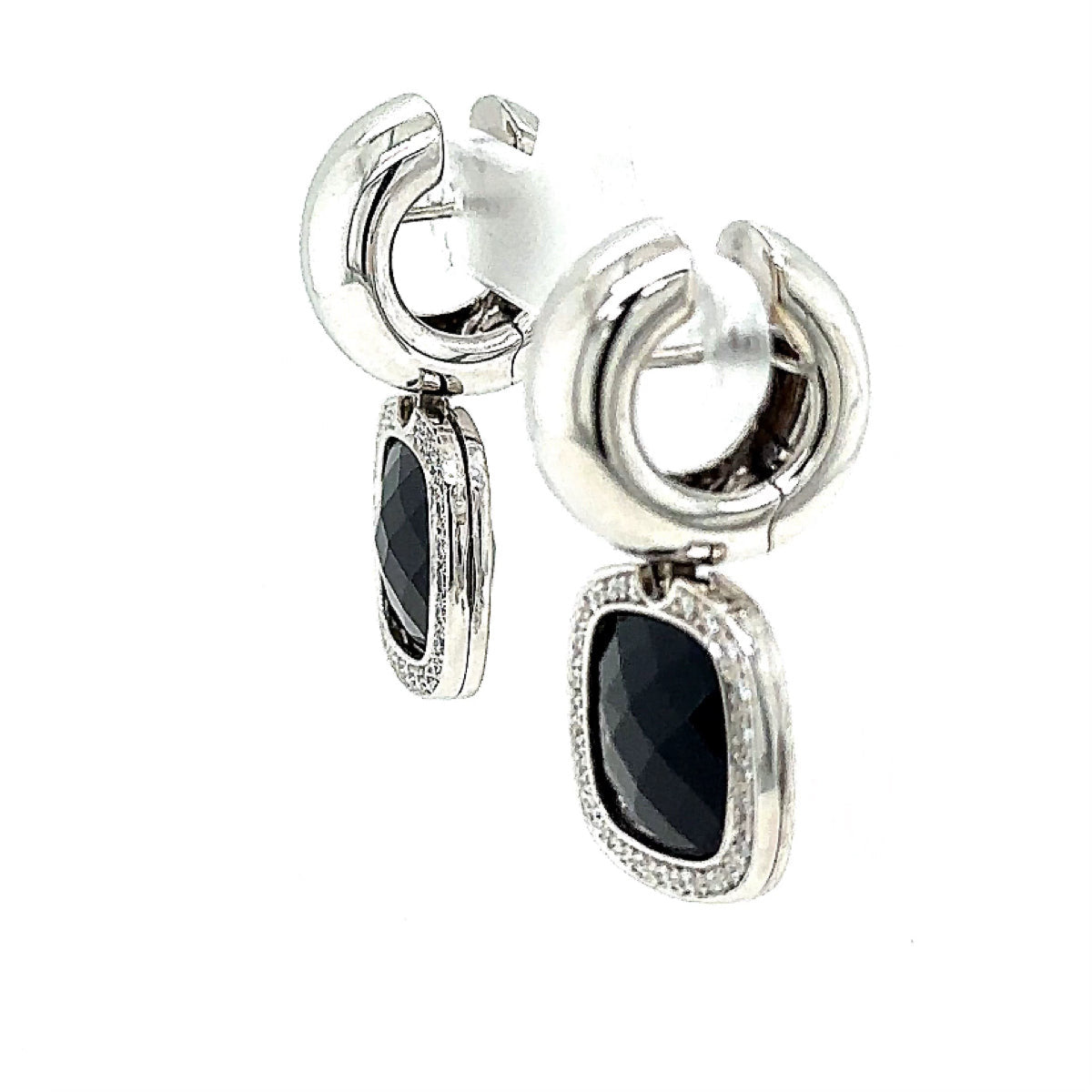 Elegante oorbellen in 14 karaat witgoud met diamanten en onix