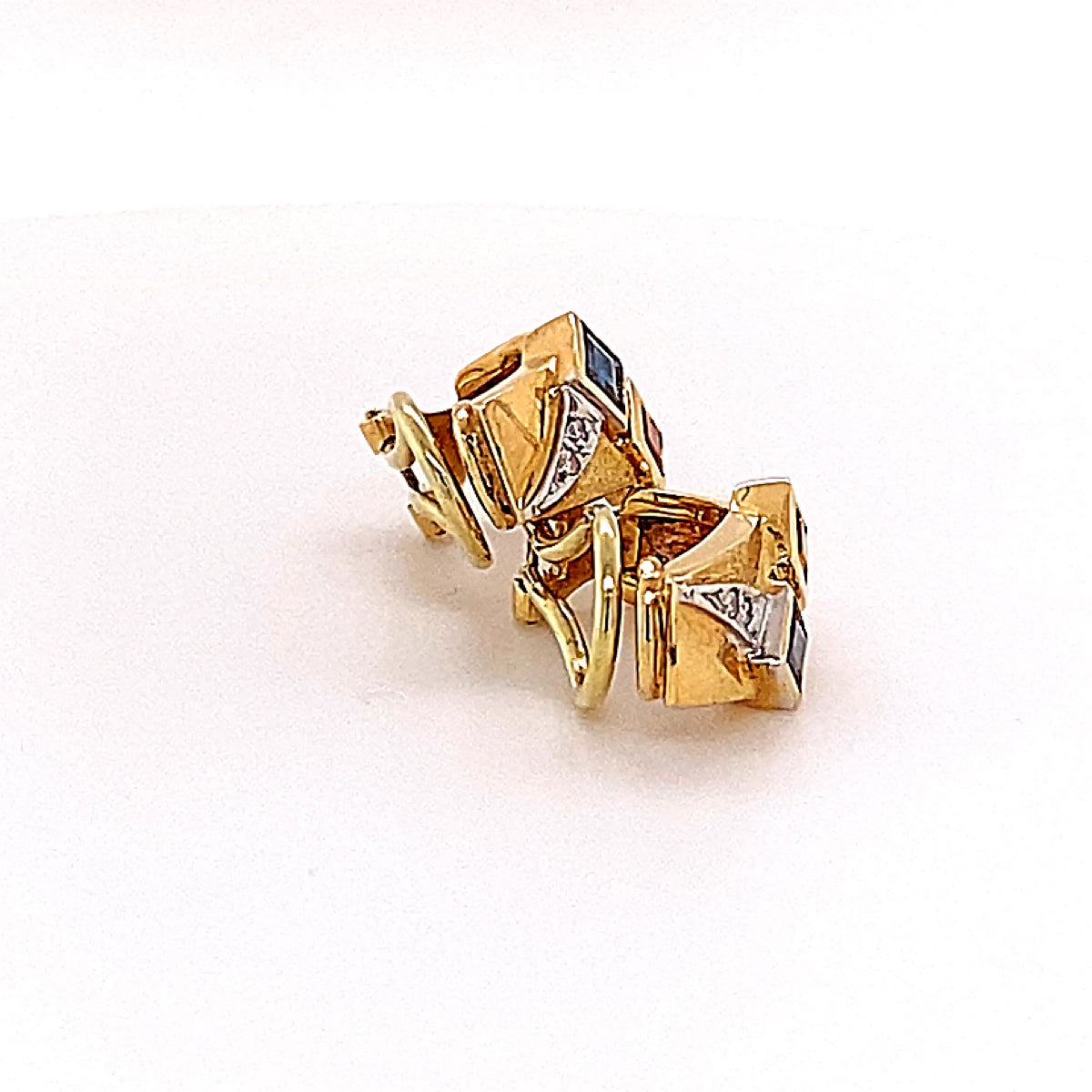 Elegante oorbellen van 14 karaat met briljant geslepen diamanten en oranje en blauwe saffieren