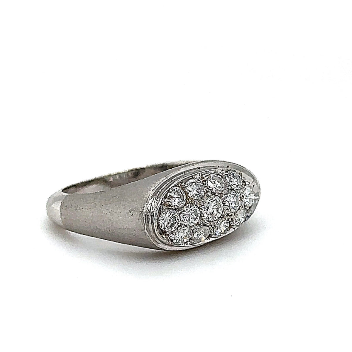 Massieve 18k witgouden ring bezet met zeer fijne pavé briljant geslepen diamanten