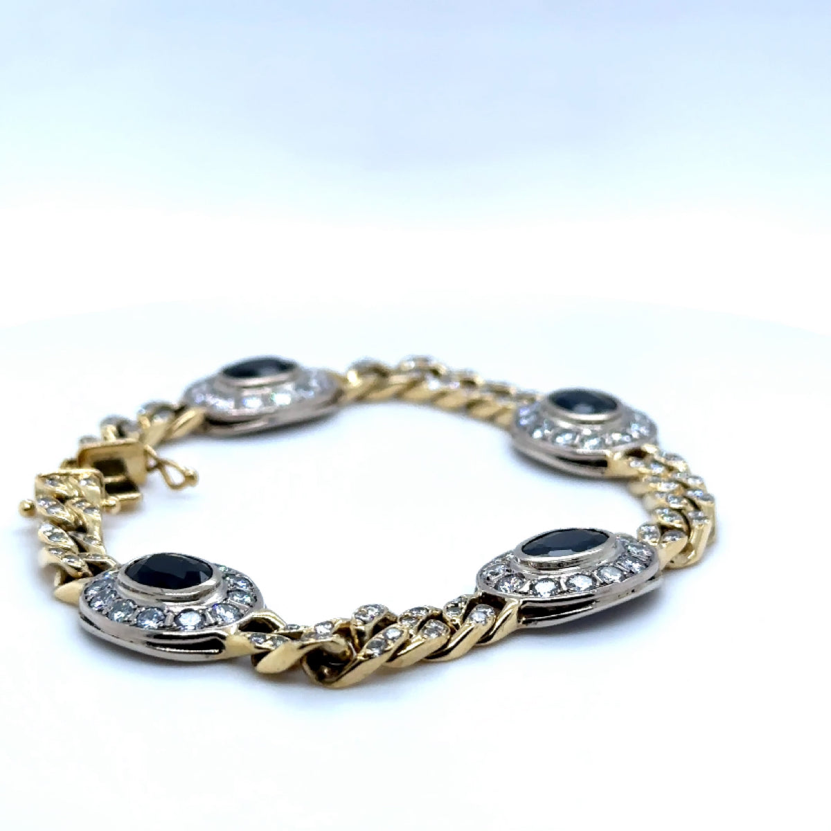 Prachtige armband van 18 karaat geel- en witgoud met meer dan 5 karaat briljant geslepen diamanten en fijne saffieren