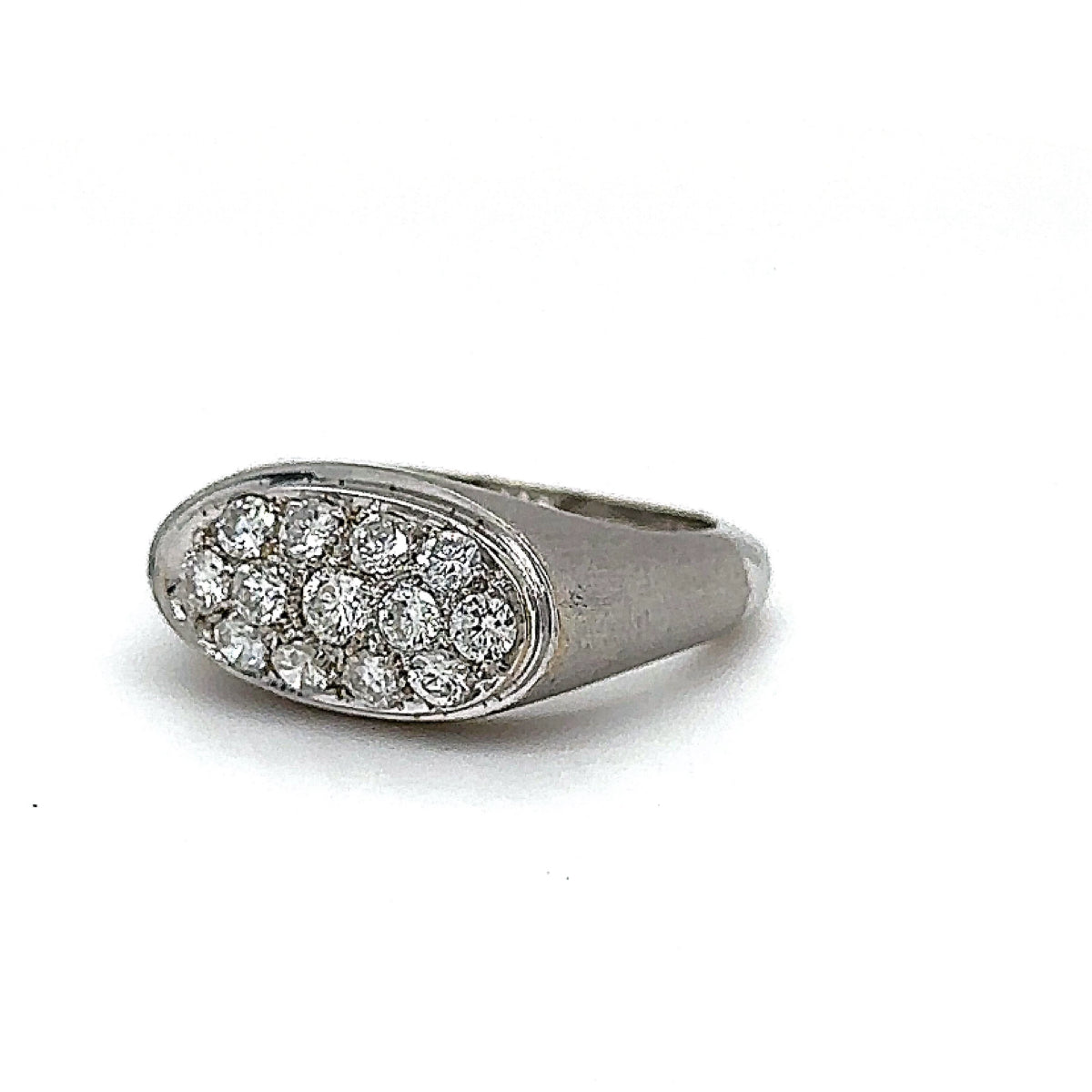 Massieve 18k witgouden ring bezet met zeer fijne pavé briljant geslepen diamanten