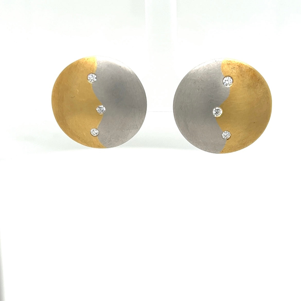Handgemaakte oorbellen in 18 karaat geelgoud en 950/-. Platina met diamanten