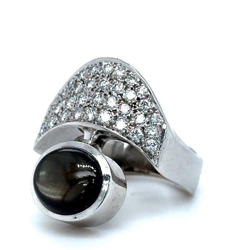 Handgemaakte witgouden ring van 18 karaat met briljant geslepen diamanten & maansteen