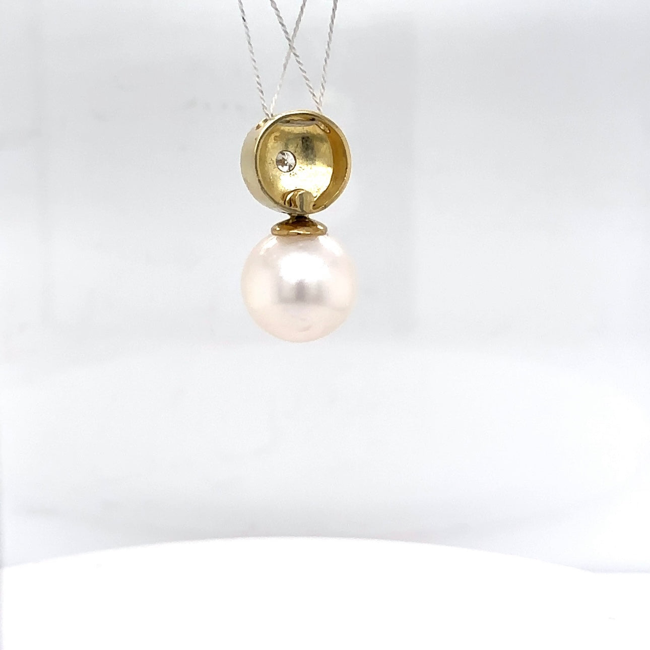 Zeitloser Perlanhänger in 14 Karat Gelbgold mit Brillant