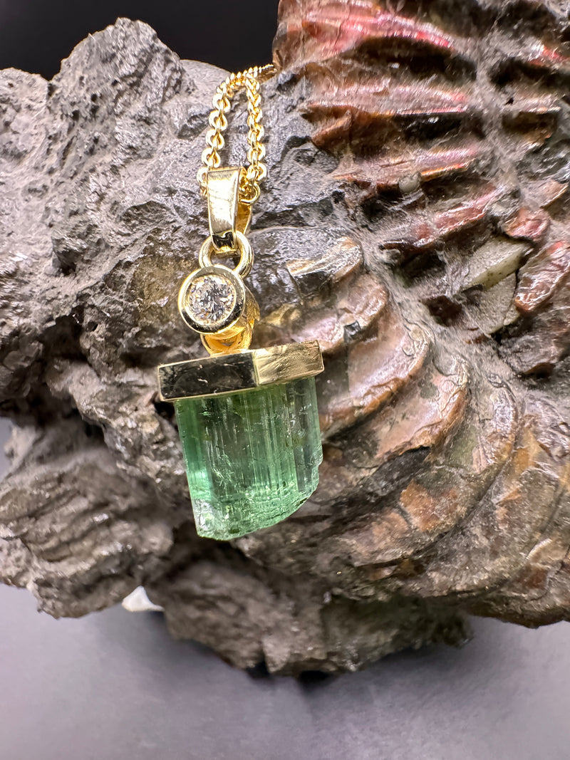 Stilvoller Turmalin Anhänger in 14 Karat Gelbgold mit feinen Brillant - Handarbeit
