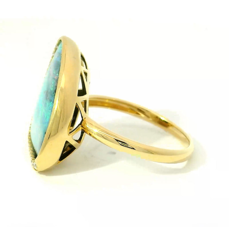 Moderner Ring in 14 Karat Gelbgold mit australischem Opal & Brillanten