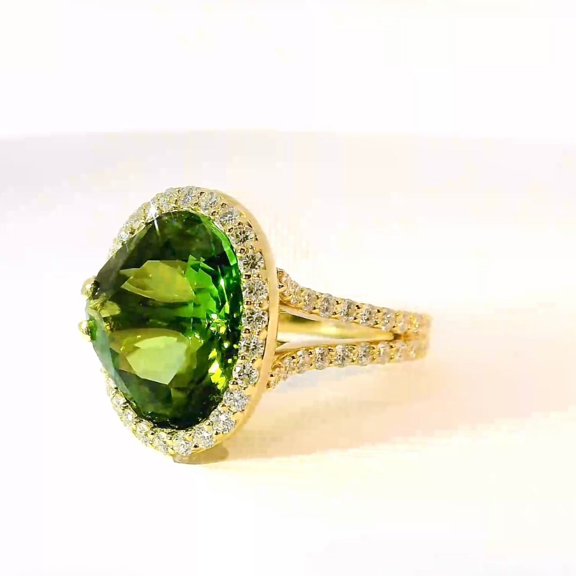 Edler Ring in 14 Karat Gelbgold mit hochfeinem Lagoon-Turmalin & Brillanten