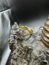 Kunstvoller Ring in 18 Karat Gelb-& Weißgold mit Diamanten & Saphiren