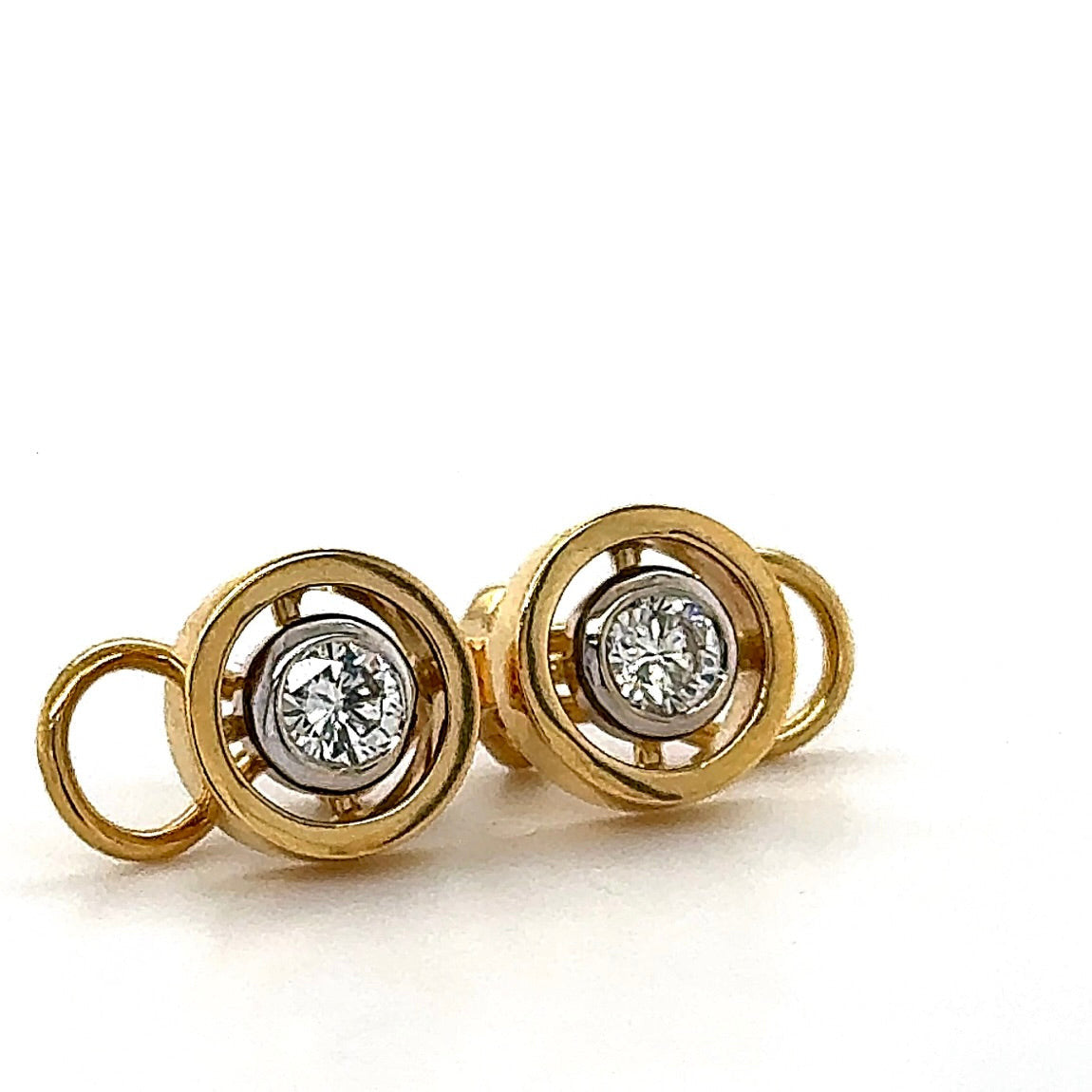 Handgefertigte Ohrringe in 18 Karat Gold mit hochfeinen Brillanten je 0.45 Karat