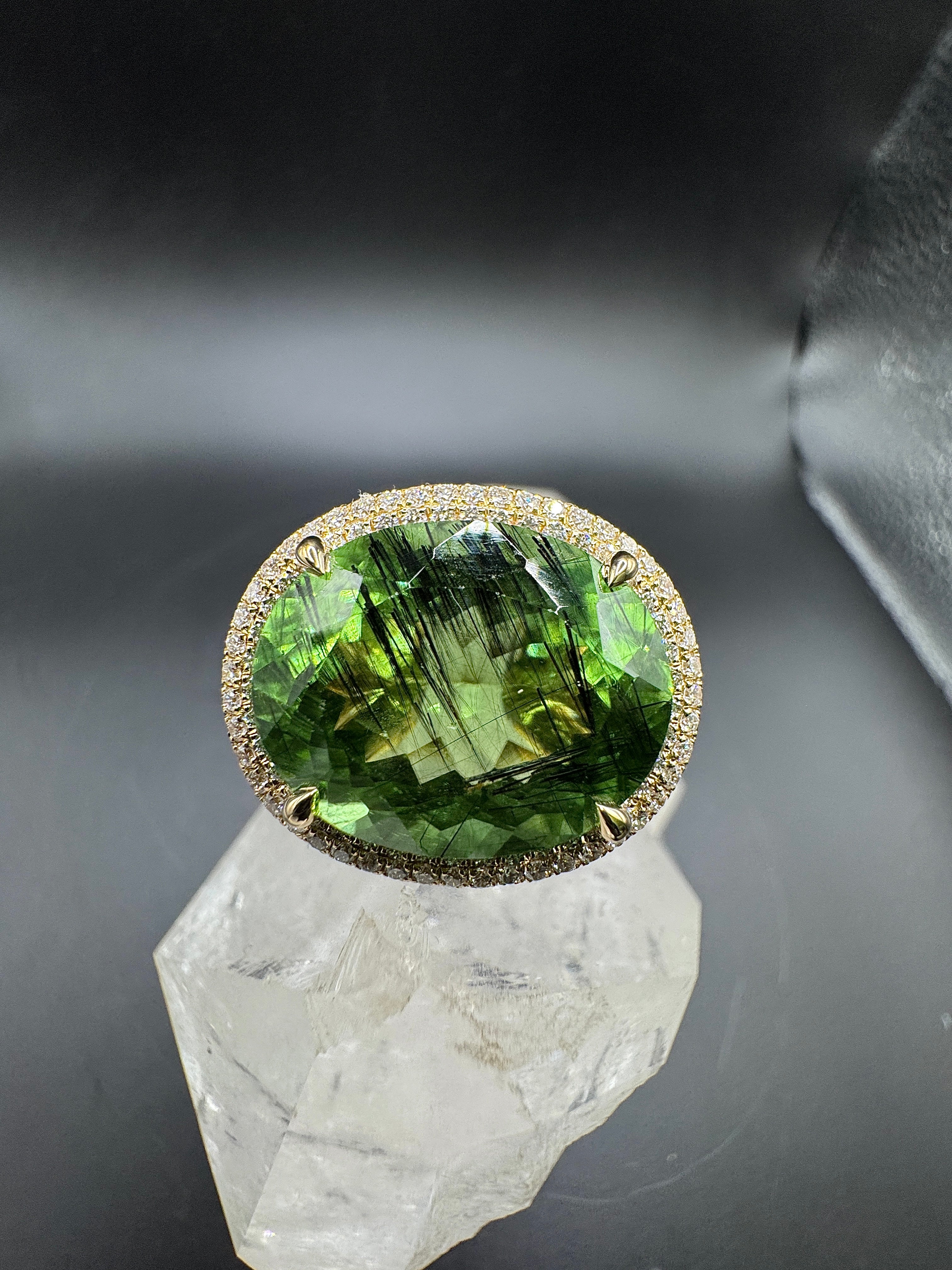 Einmaliger Ring in 14 Karat Gelbgold mit riesigem Peridot & Brillanten