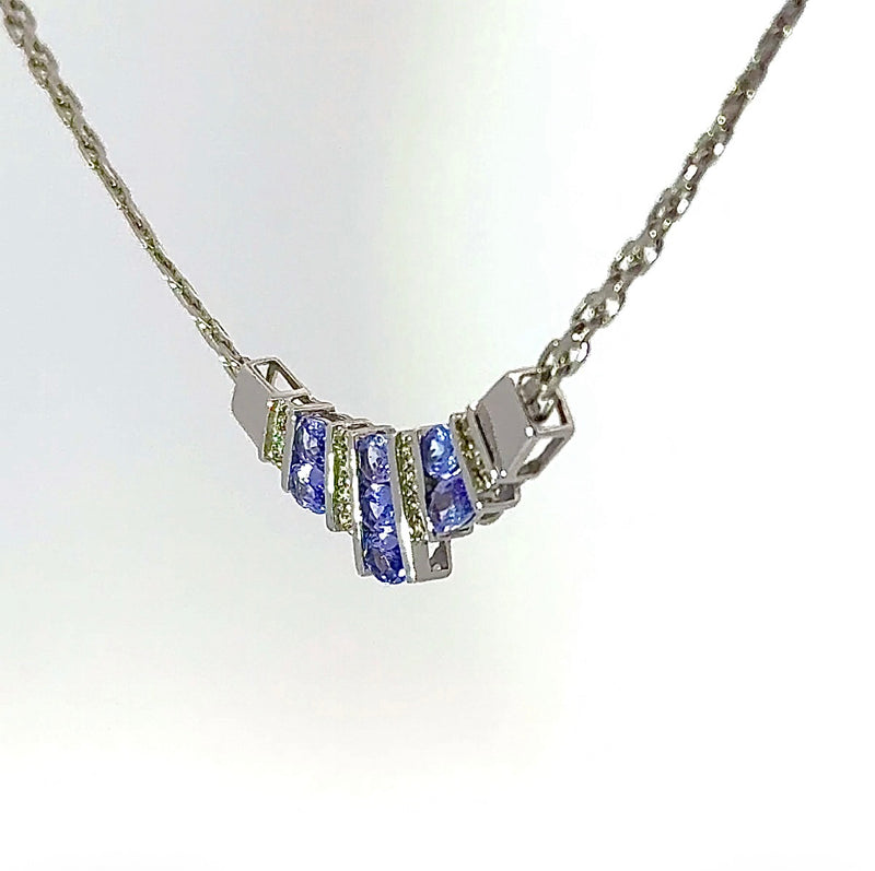 Elegantes Collier in 14 Karat Weißgold mit feinen Tansaniten & Brillanten