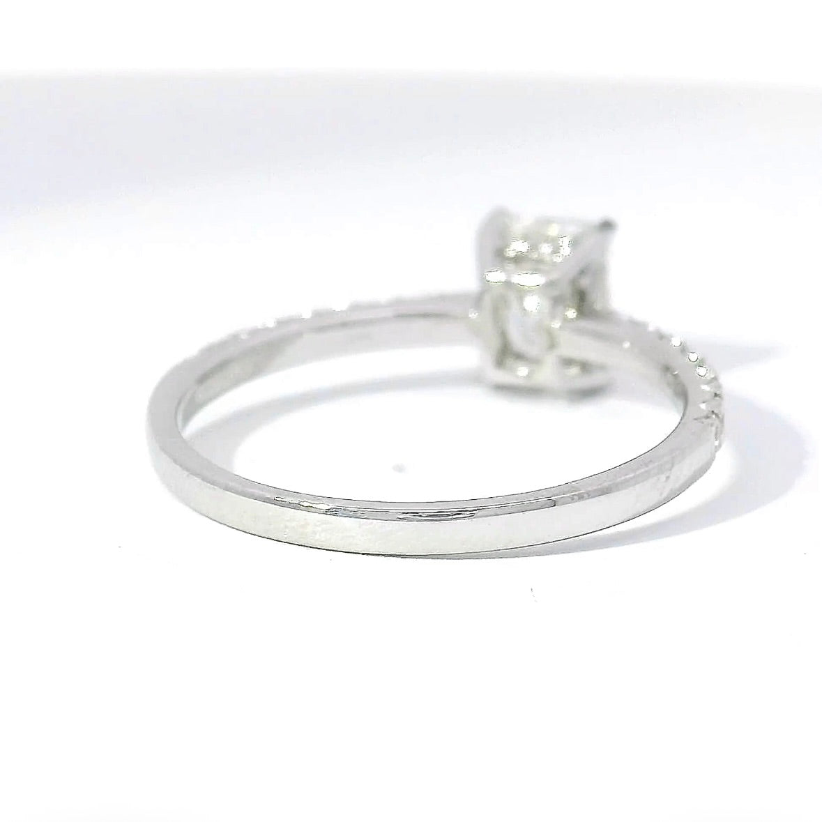 Elegant Solitaire Ring in 18 Karat White Gold with Radiant Brilliant & Pavé Setting
