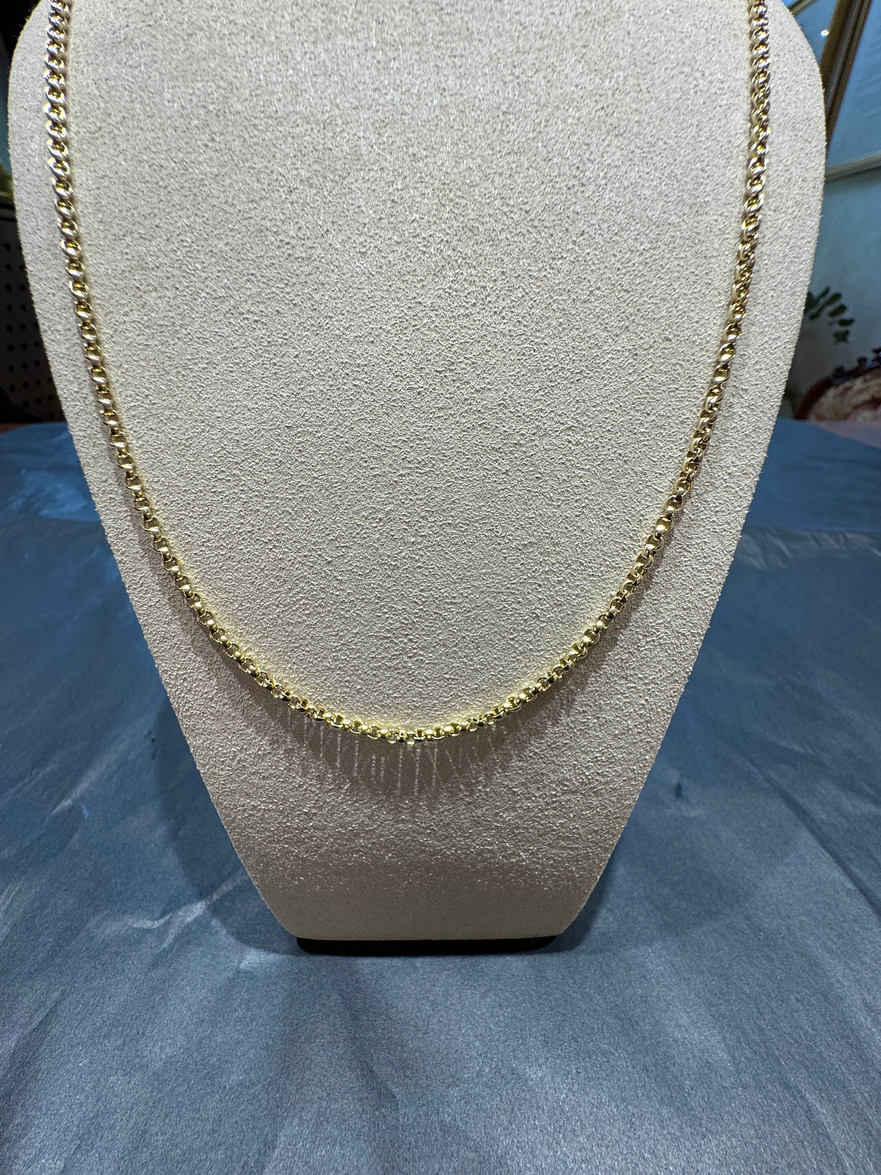 Elegant pea chain in 14 karat yellow gold with spring ring clasp